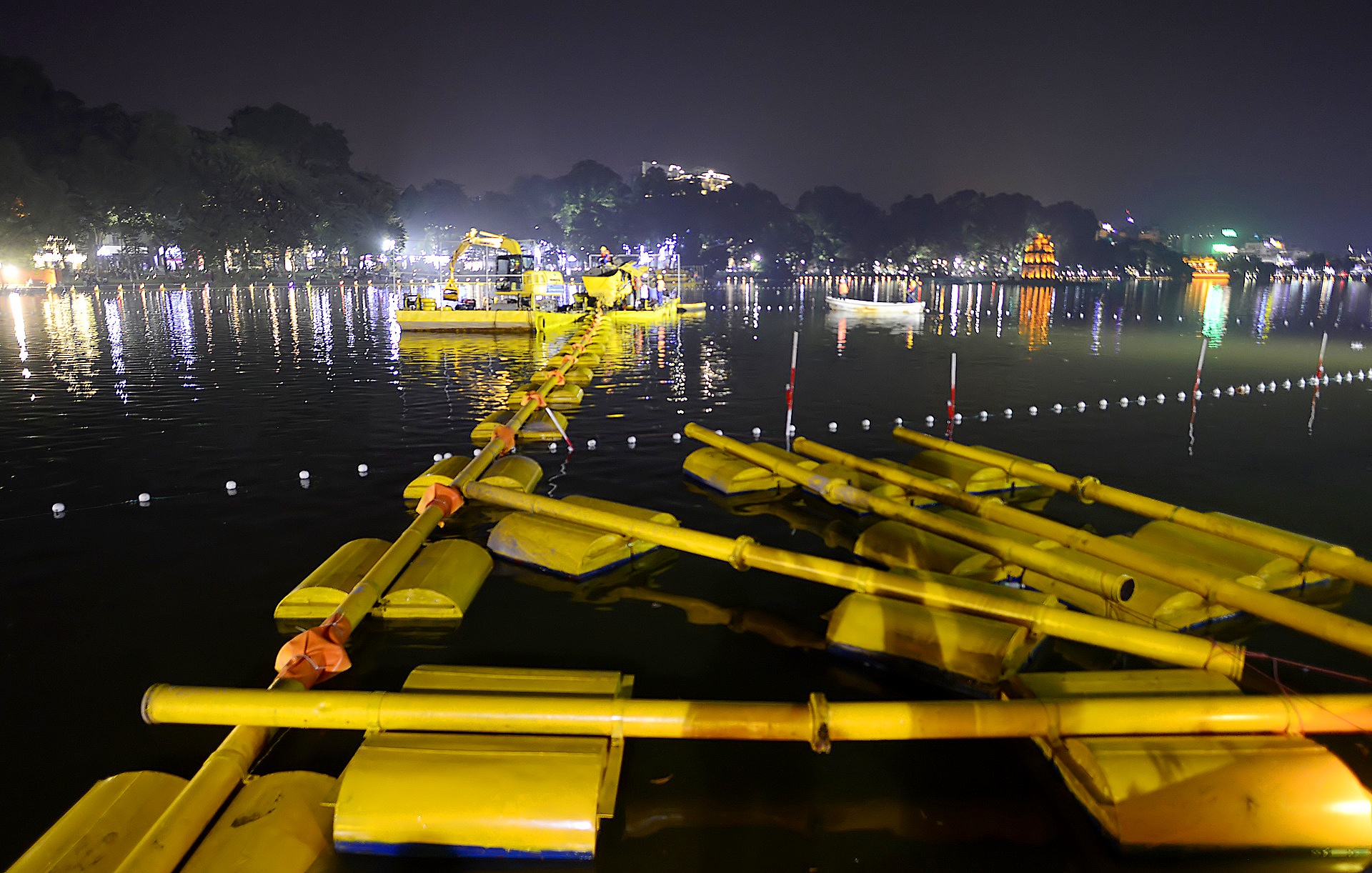 Cong nhan nao vet Ho Guom xuyen dem anh 3
