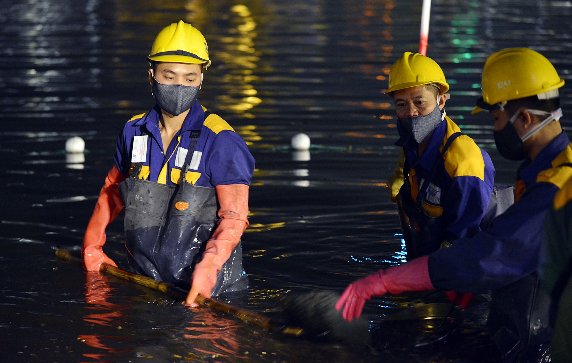 Cong nhan nao vet Ho Guom xuyen dem anh 6