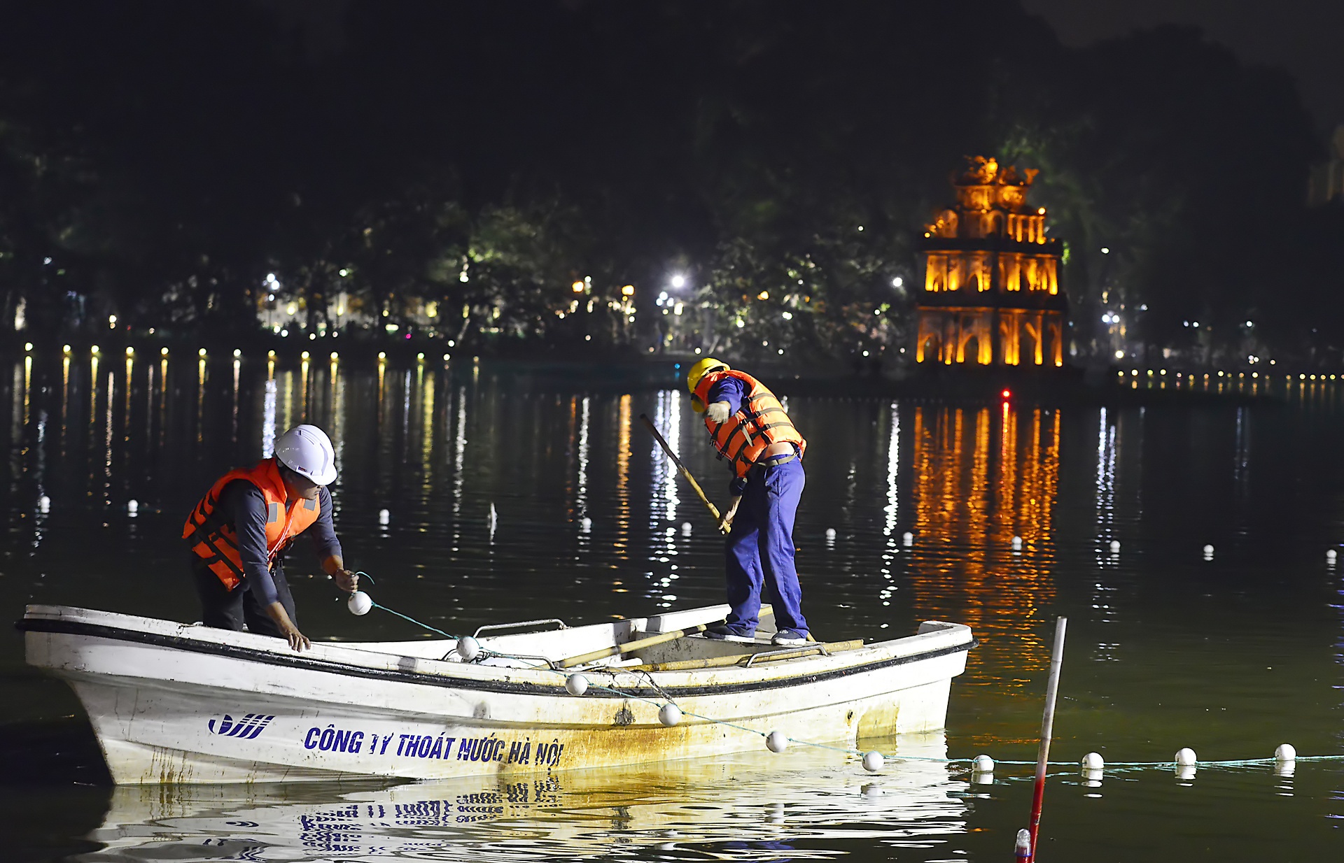 Cong nhan nao vet Ho Guom xuyen dem anh 7