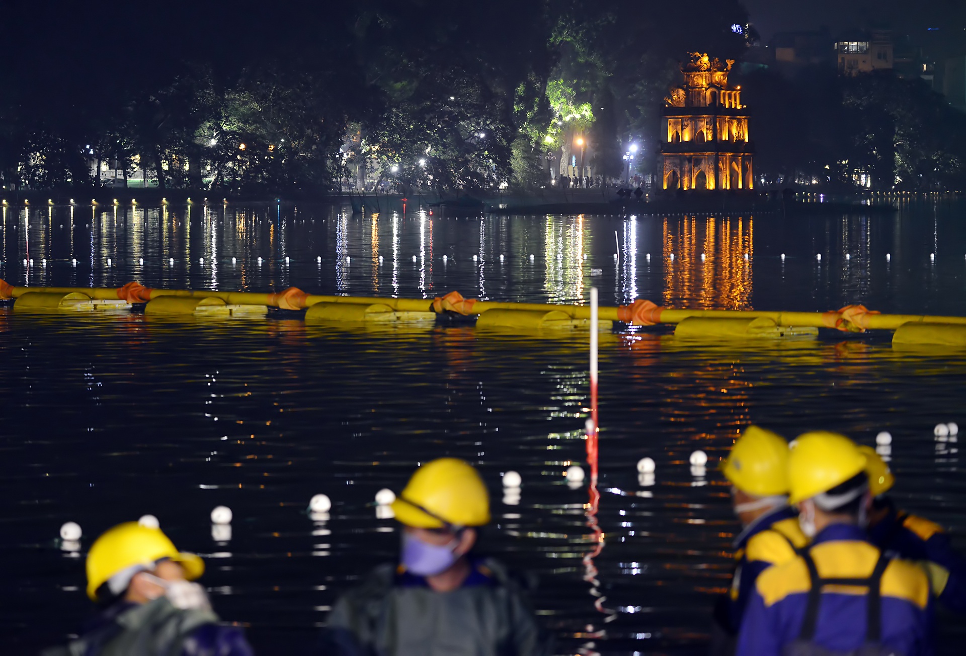 Cong nhan nao vet Ho Guom xuyen dem anh 8