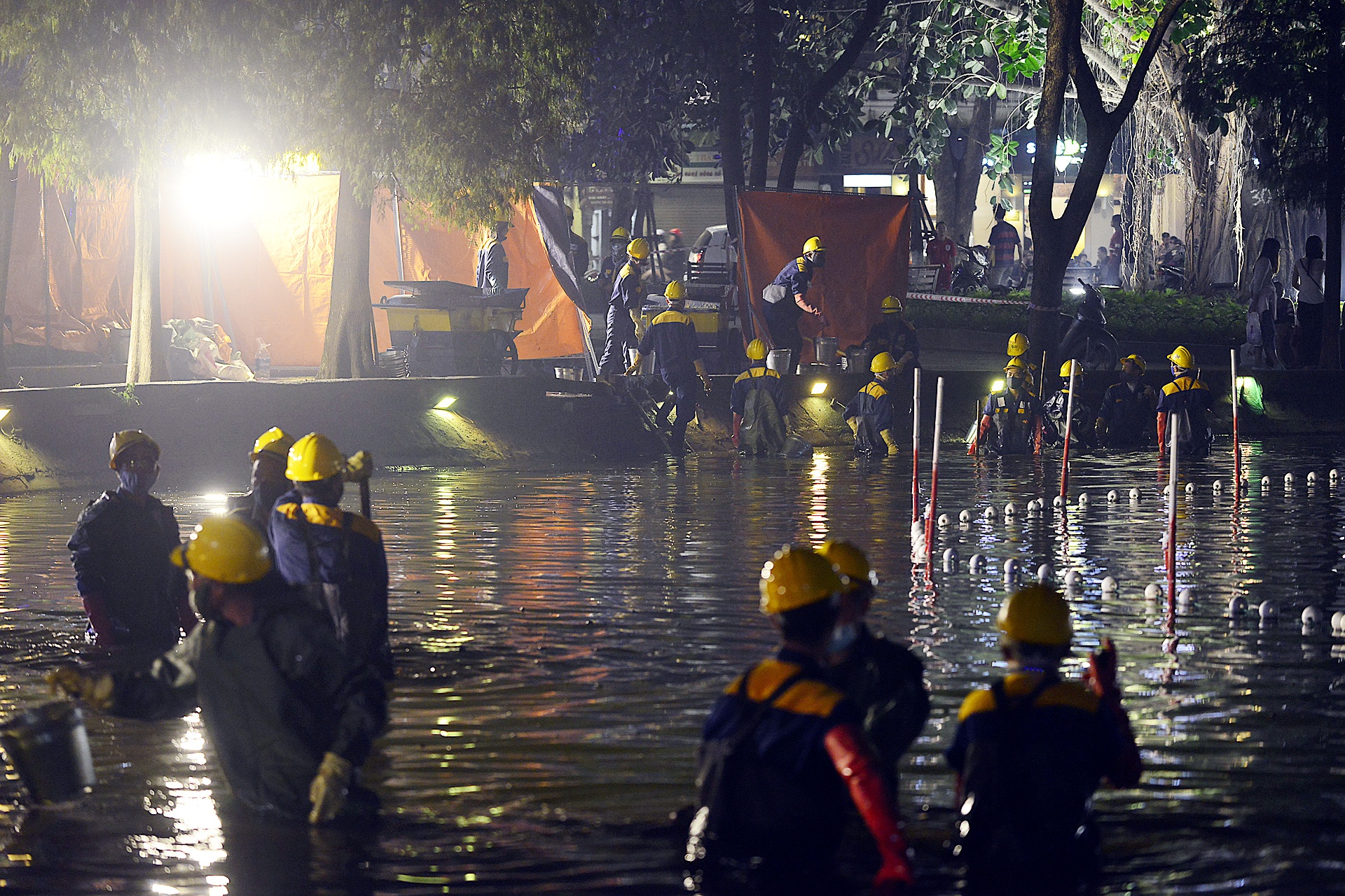 Cong nhan nao vet Ho Guom xuyen dem anh 9