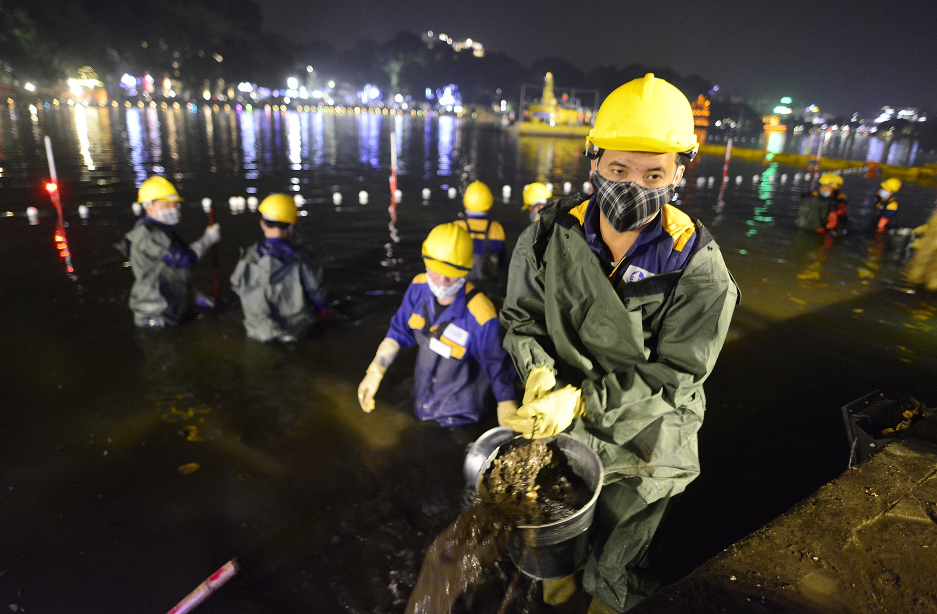 Cong nhan nao vet Ho Guom xuyen dem anh 10