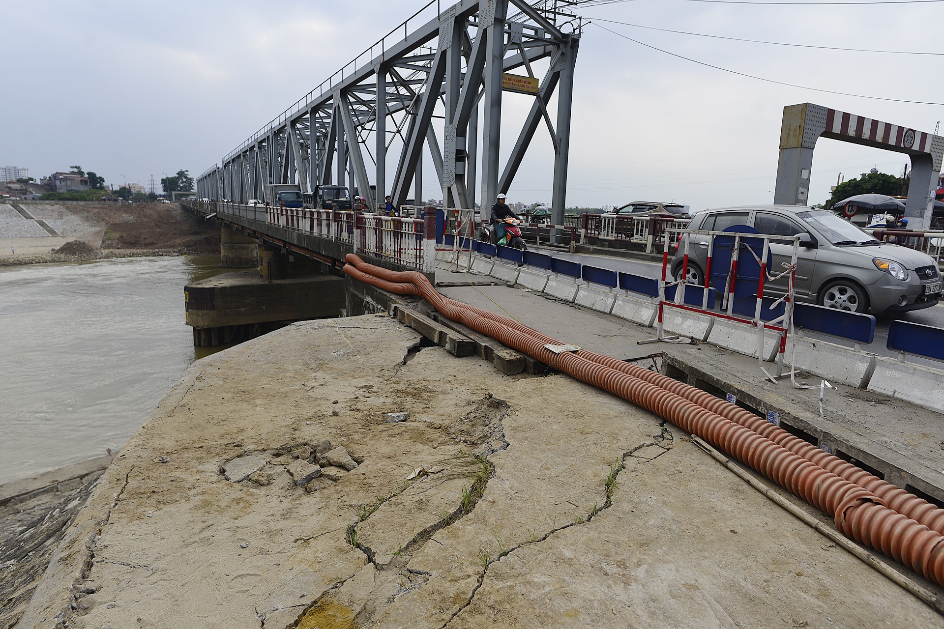 mo cau Duong bi but,  nha dan phai di doi anh 2