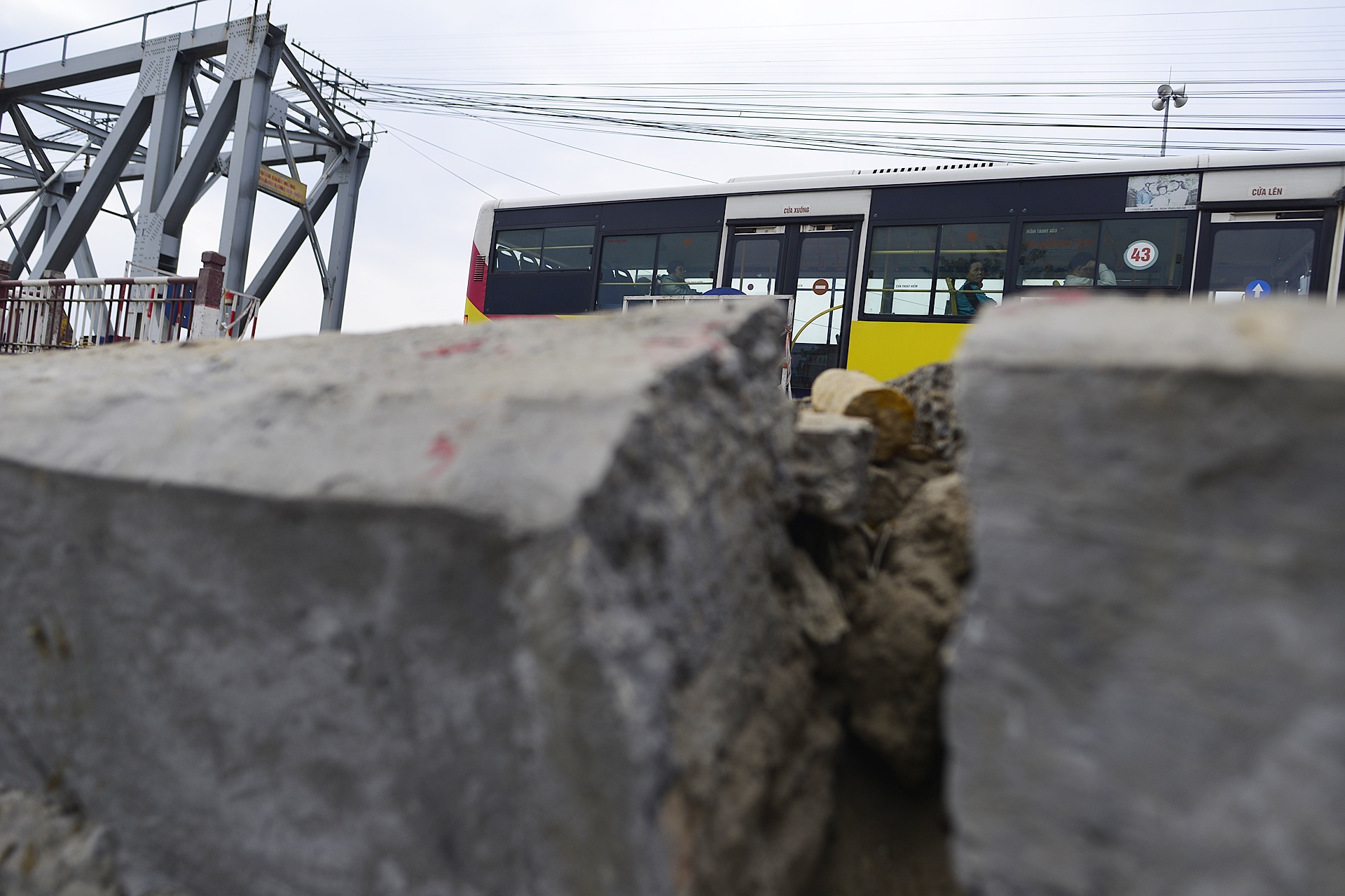 Dan so tan vi vet nut hang chuc met tu mo cau Duong hinh anh