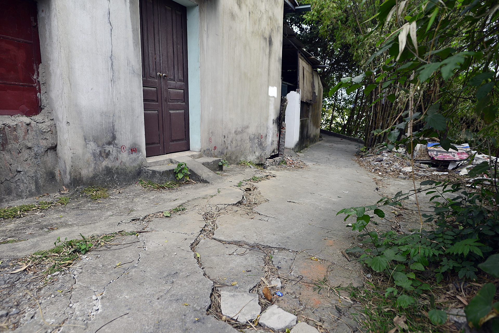 mo cau Duong bi but,  nha dan phai di doi anh 6