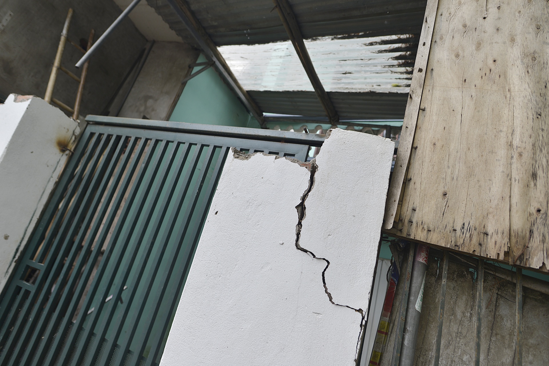 mo cau Duong bi but,  nha dan phai di doi anh 8