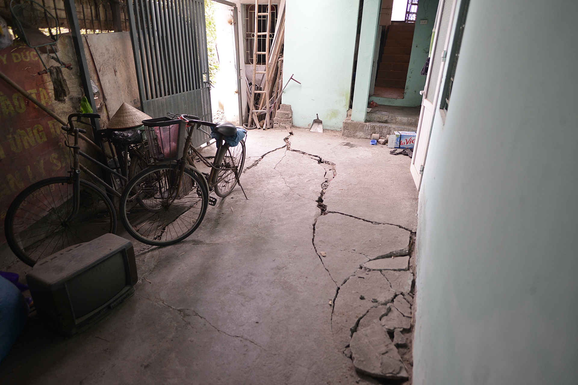 mo cau Duong bi but,  nha dan phai di doi anh 9