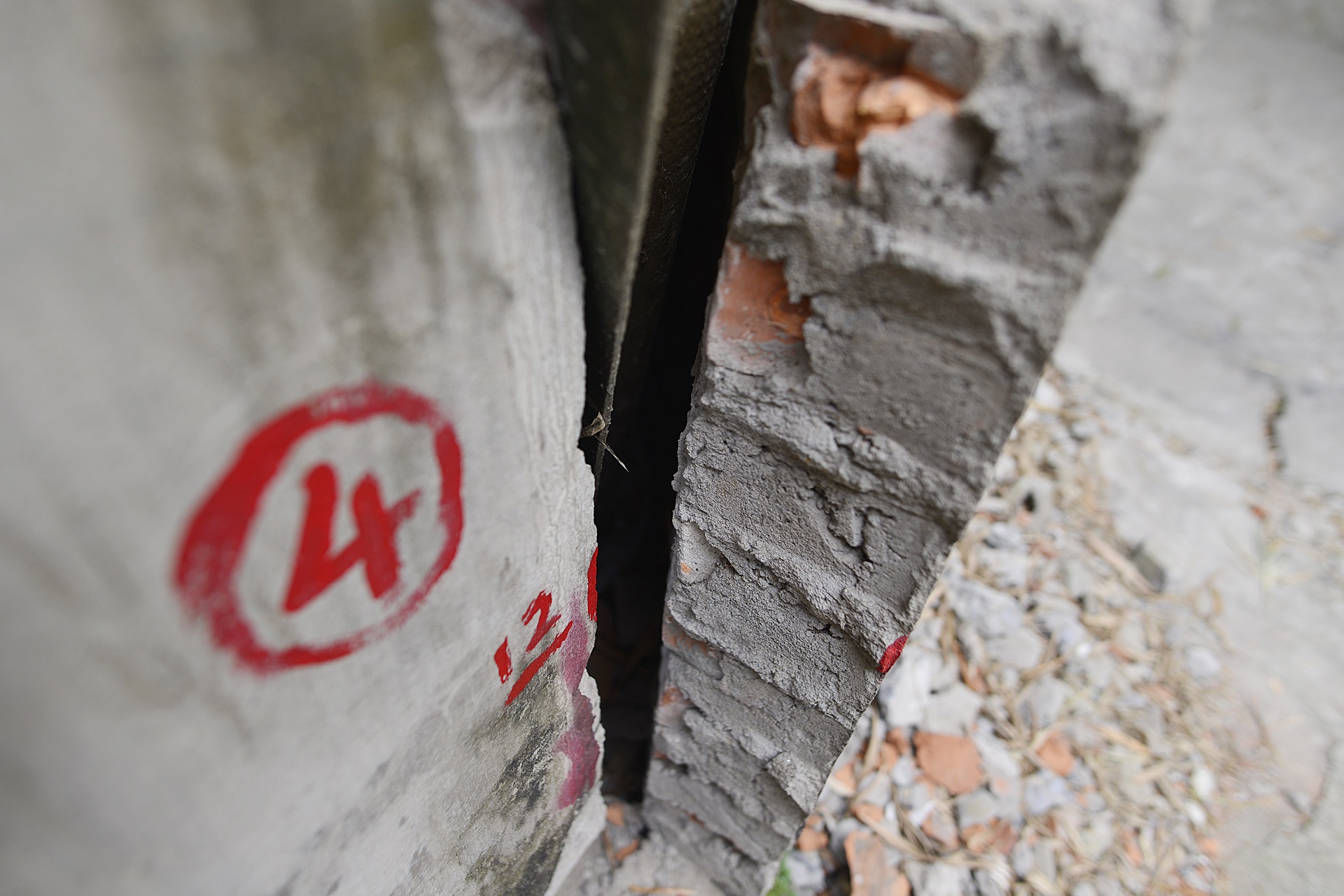 mo cau Duong bi but,  nha dan phai di doi anh 11