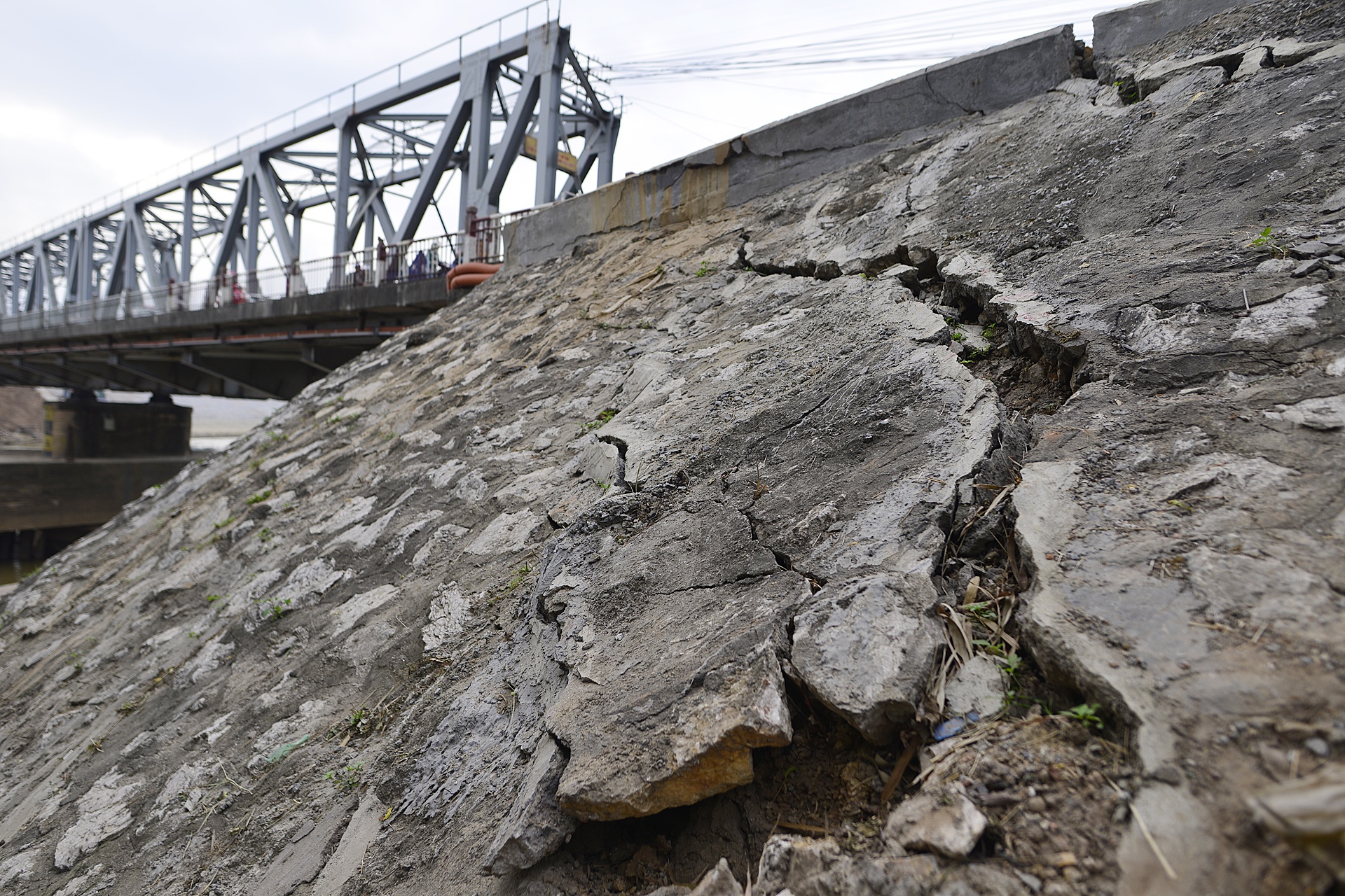 Nguoi dan lo lang vi vet nut chay quanh nha hinh anh