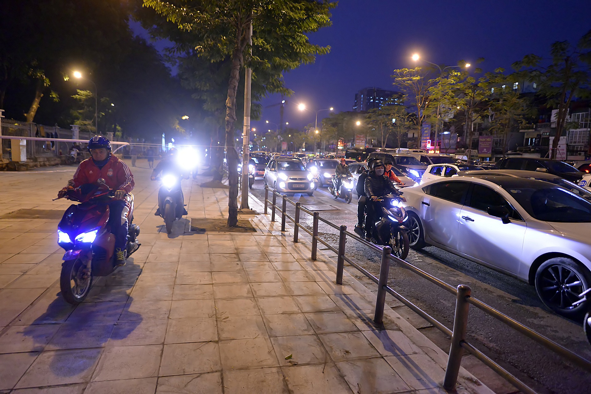 barie ngan xe may len via he o Ha Noi anh 9