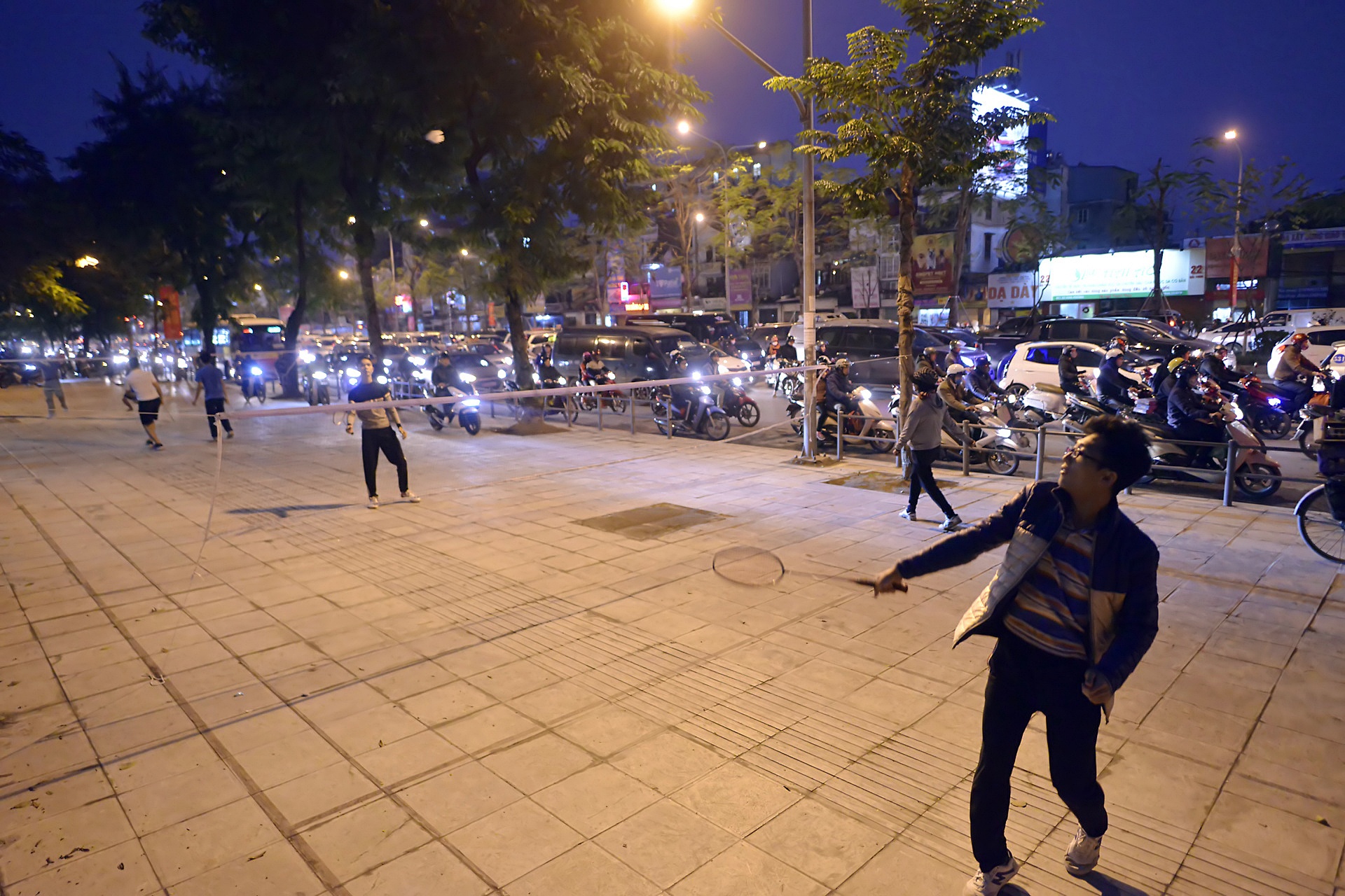 barie ngan xe may len via he o Ha Noi anh 10