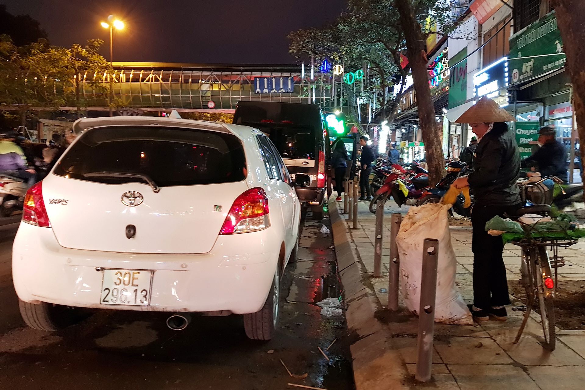 barie ngan xe may len via he o Ha Noi anh 11