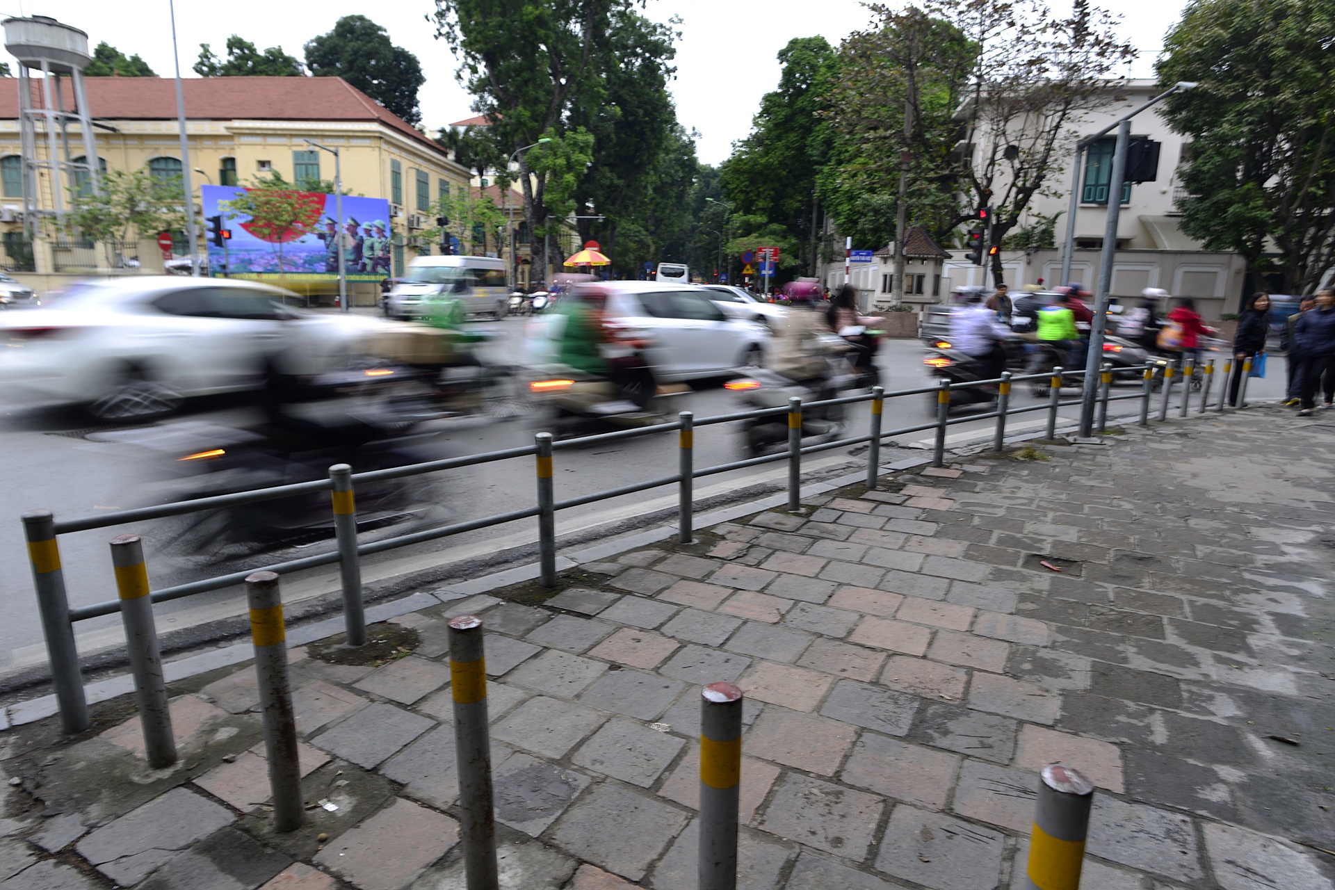 barie ngan xe may len via he o Ha Noi anh 1