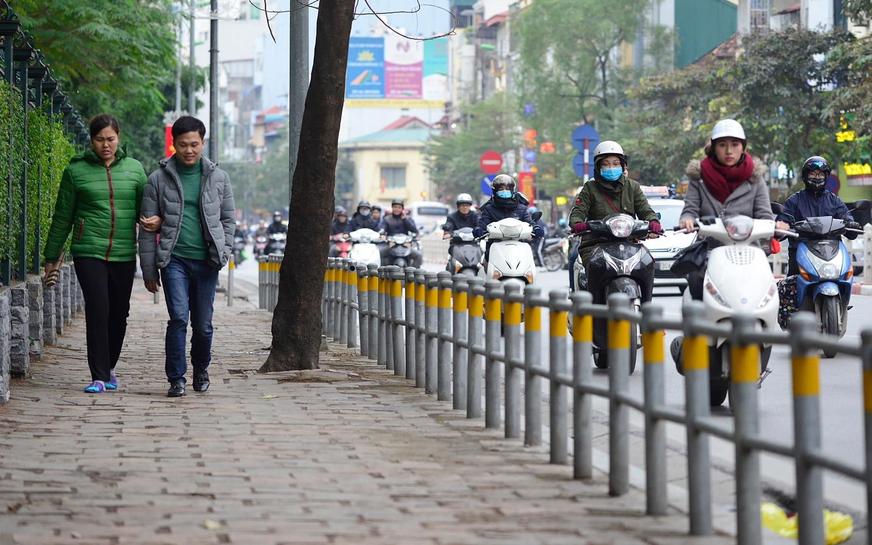 Ha Noi dung hang loat rao chan ngan xe may phong len via he hinh anh