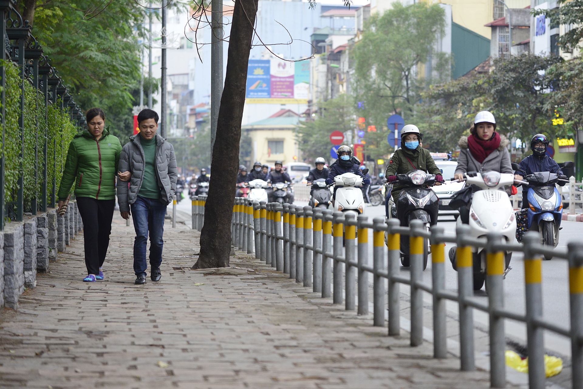 barie ngan xe may len via he o Ha Noi anh 2