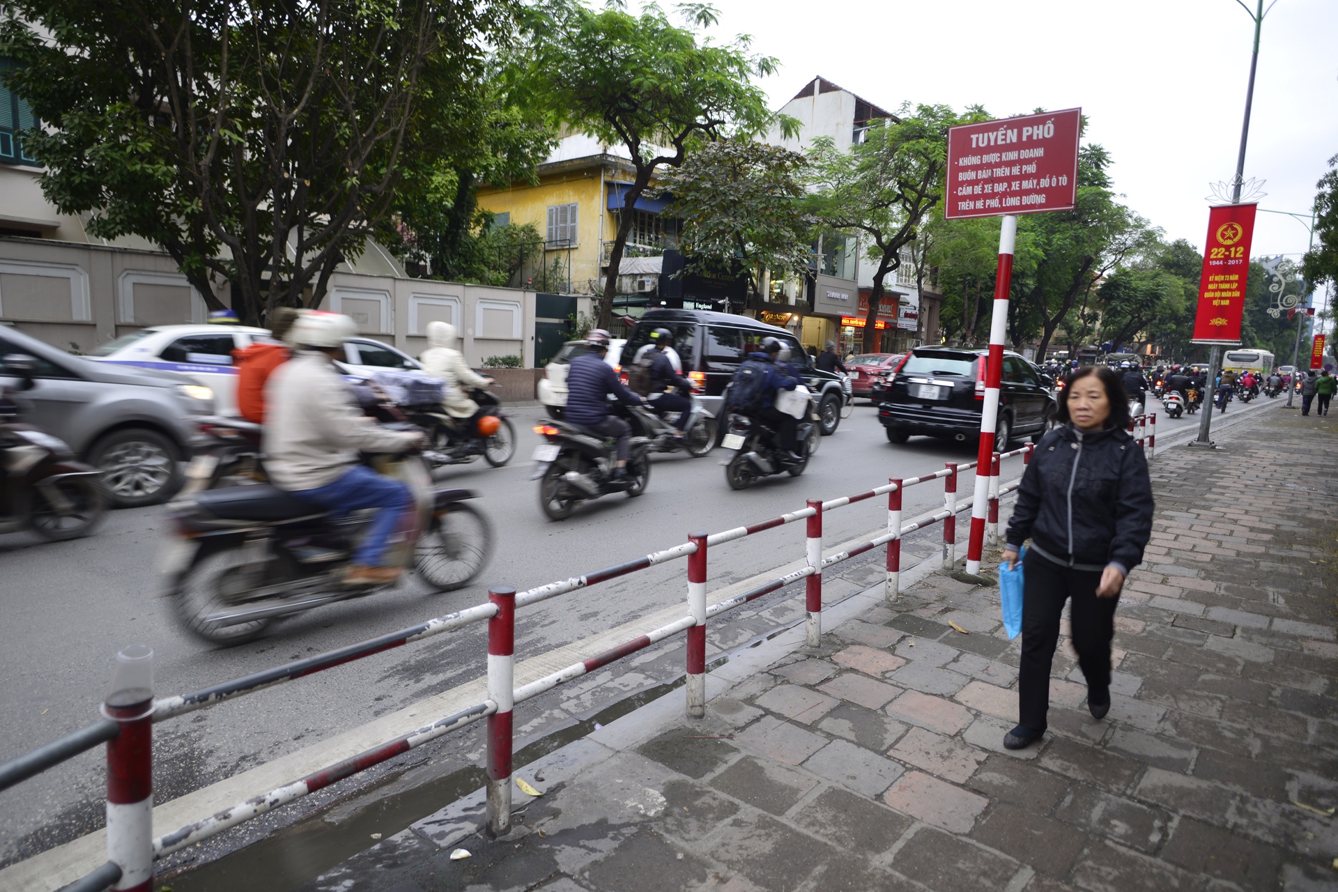 barie ngan xe may len via he o Ha Noi anh 3