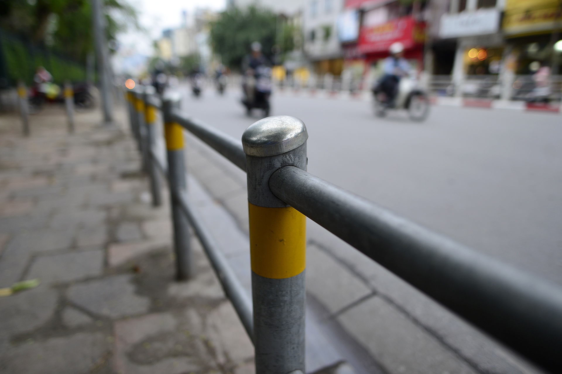 barie ngan xe may len via he o Ha Noi anh 4