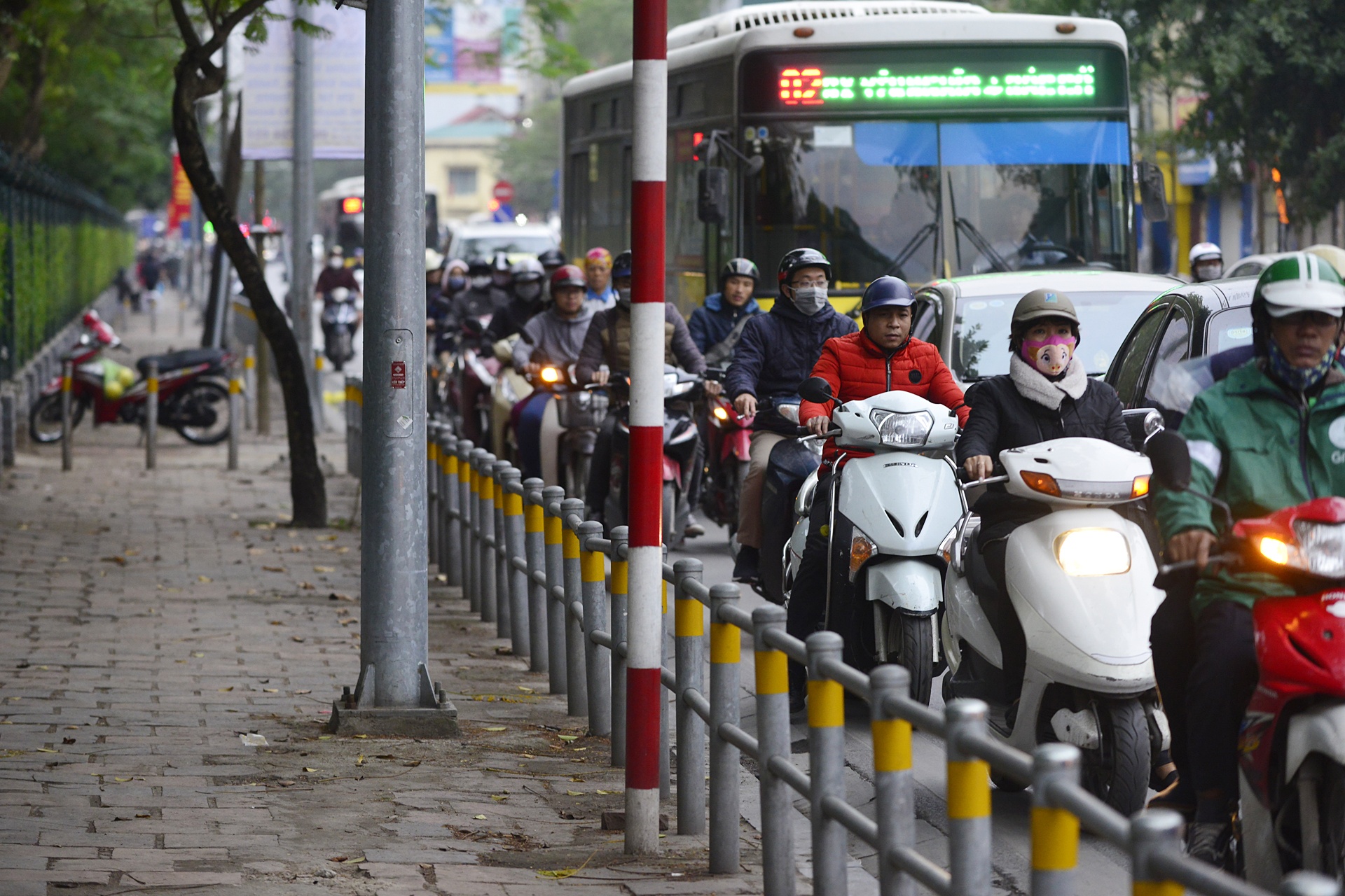 barie ngan xe may len via he o Ha Noi anh 5