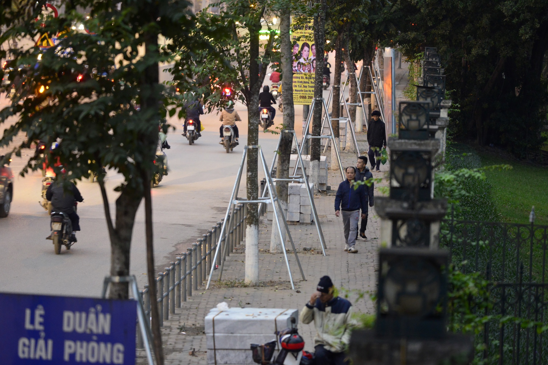 barie ngan xe may len via he o Ha Noi anh 6