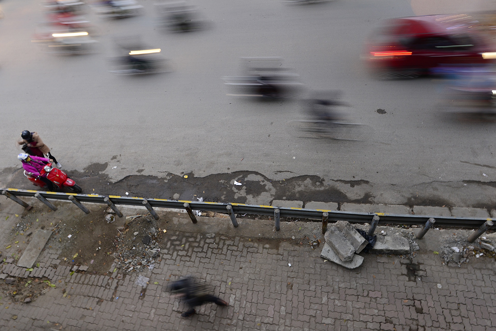 barie ngan xe may len via he o Ha Noi anh 7