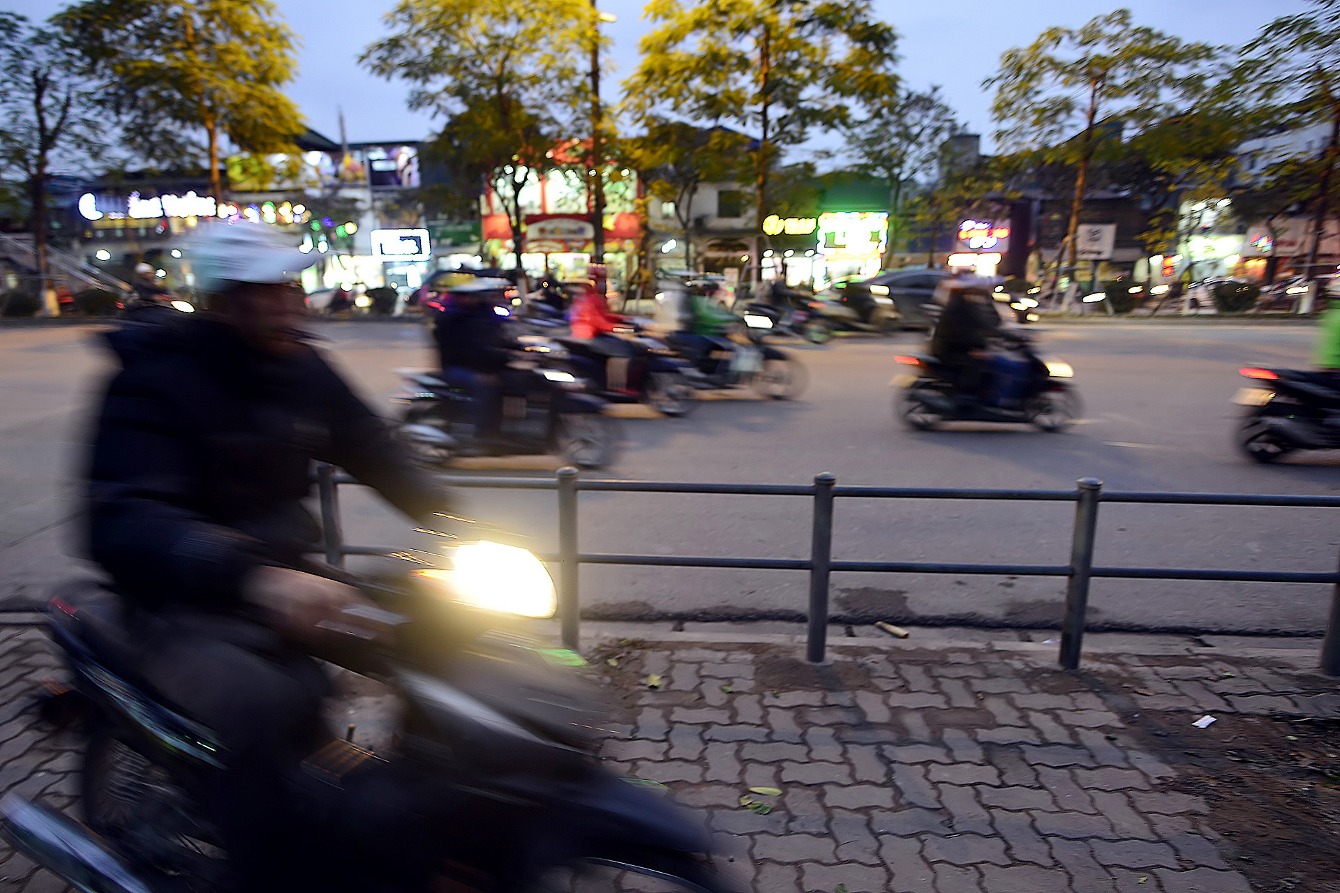 barie ngan xe may len via he o Ha Noi anh 8