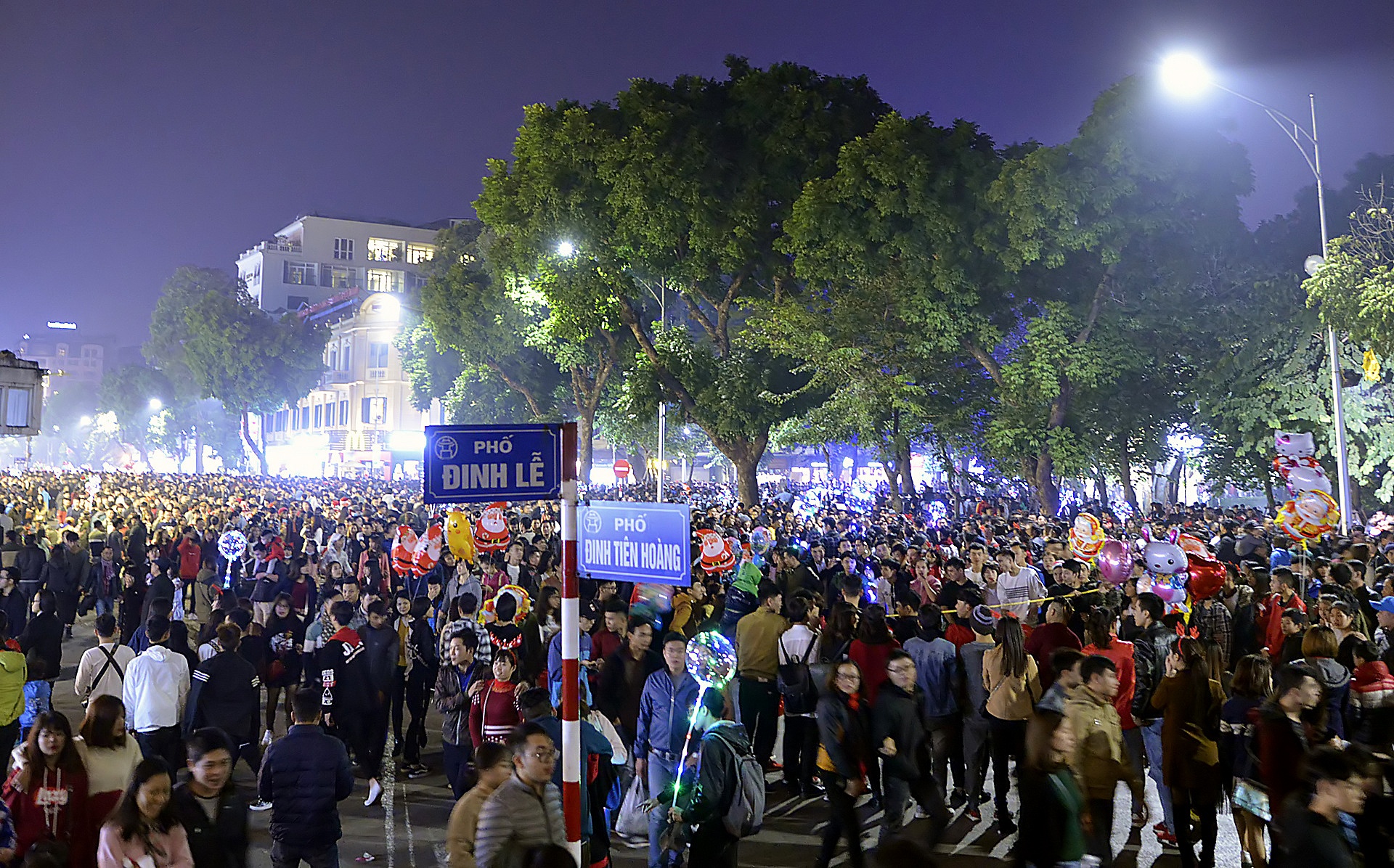 treo cay xem ca nhac dem Giang sinh anh 1