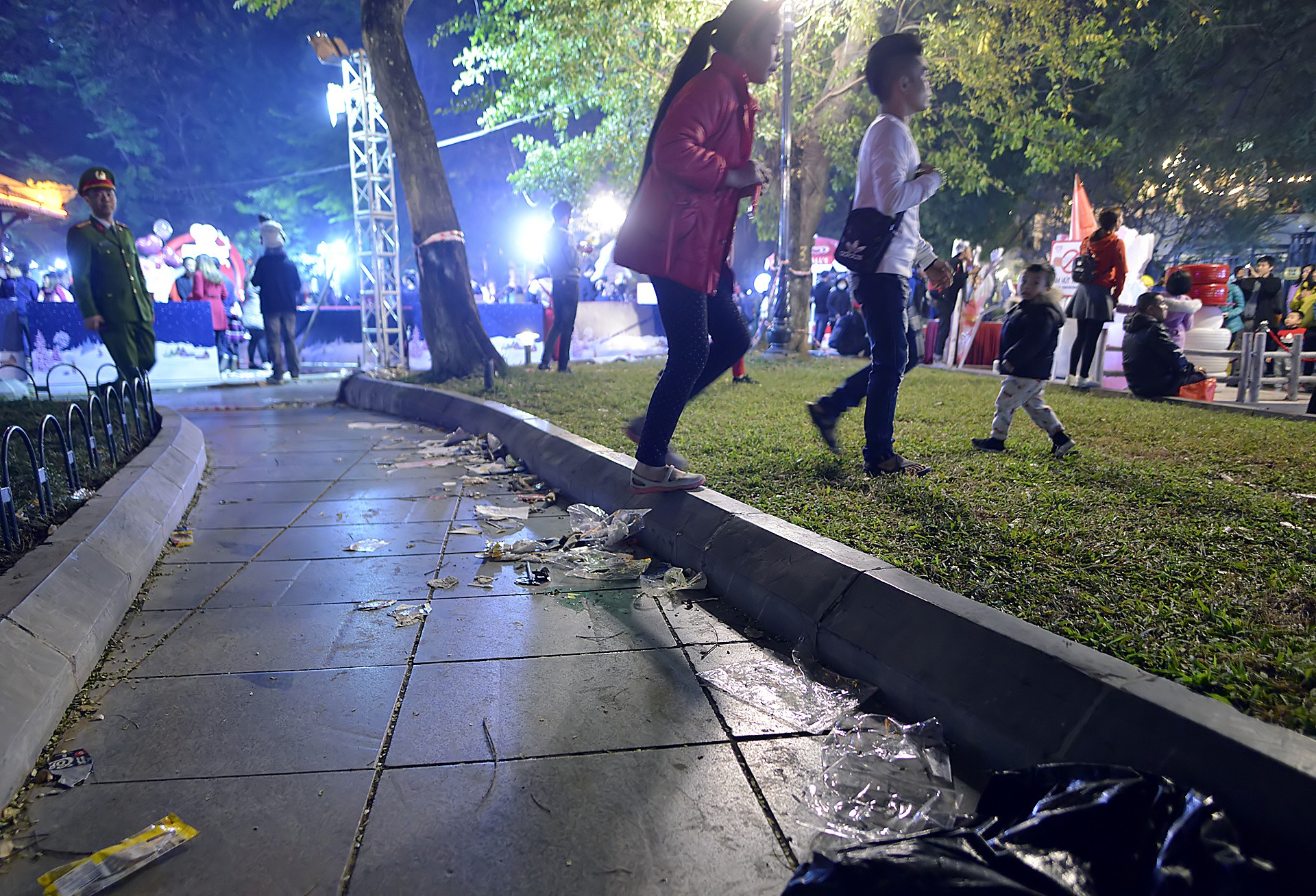 treo cay xem ca nhac dem Giang sinh anh 11