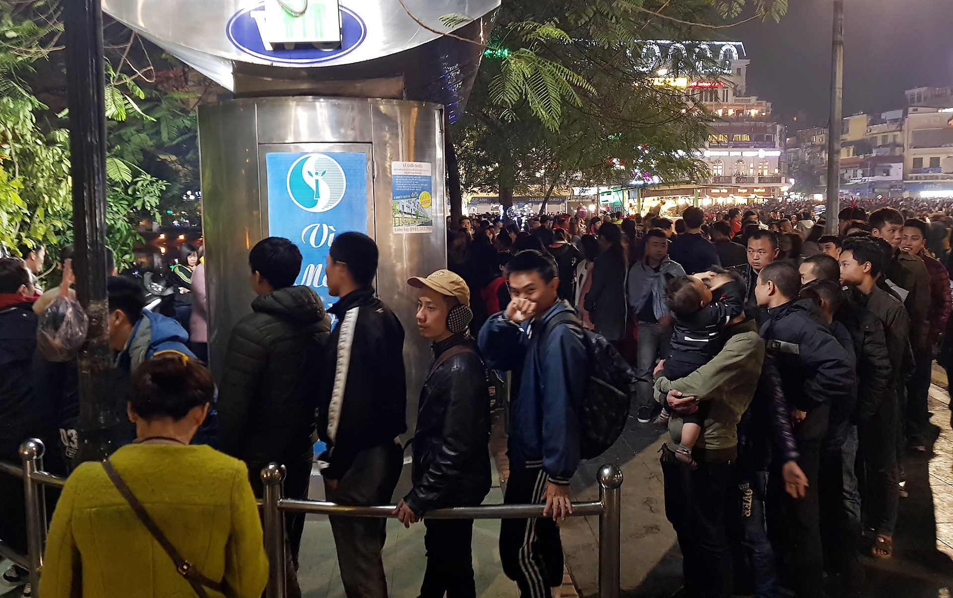 treo cay xem ca nhac dem Giang sinh anh 13