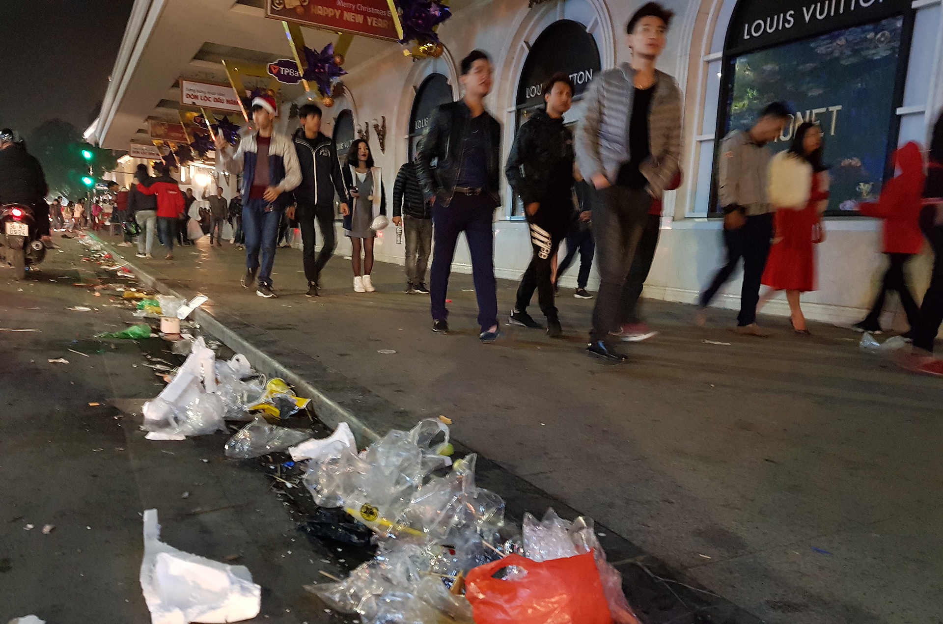 treo cay xem ca nhac dem Giang sinh anh 12