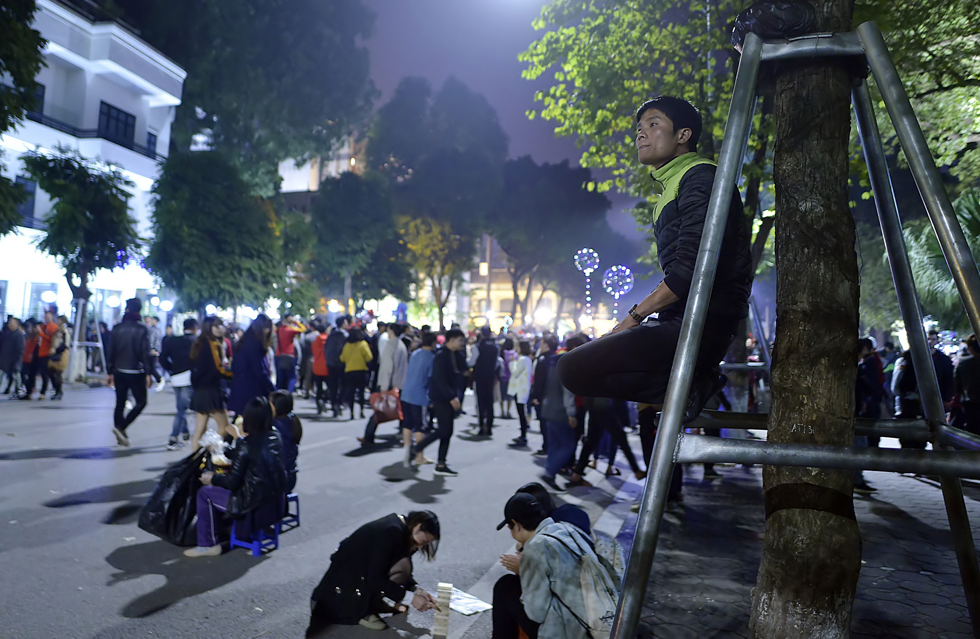 treo cay xem ca nhac dem Giang sinh anh 8