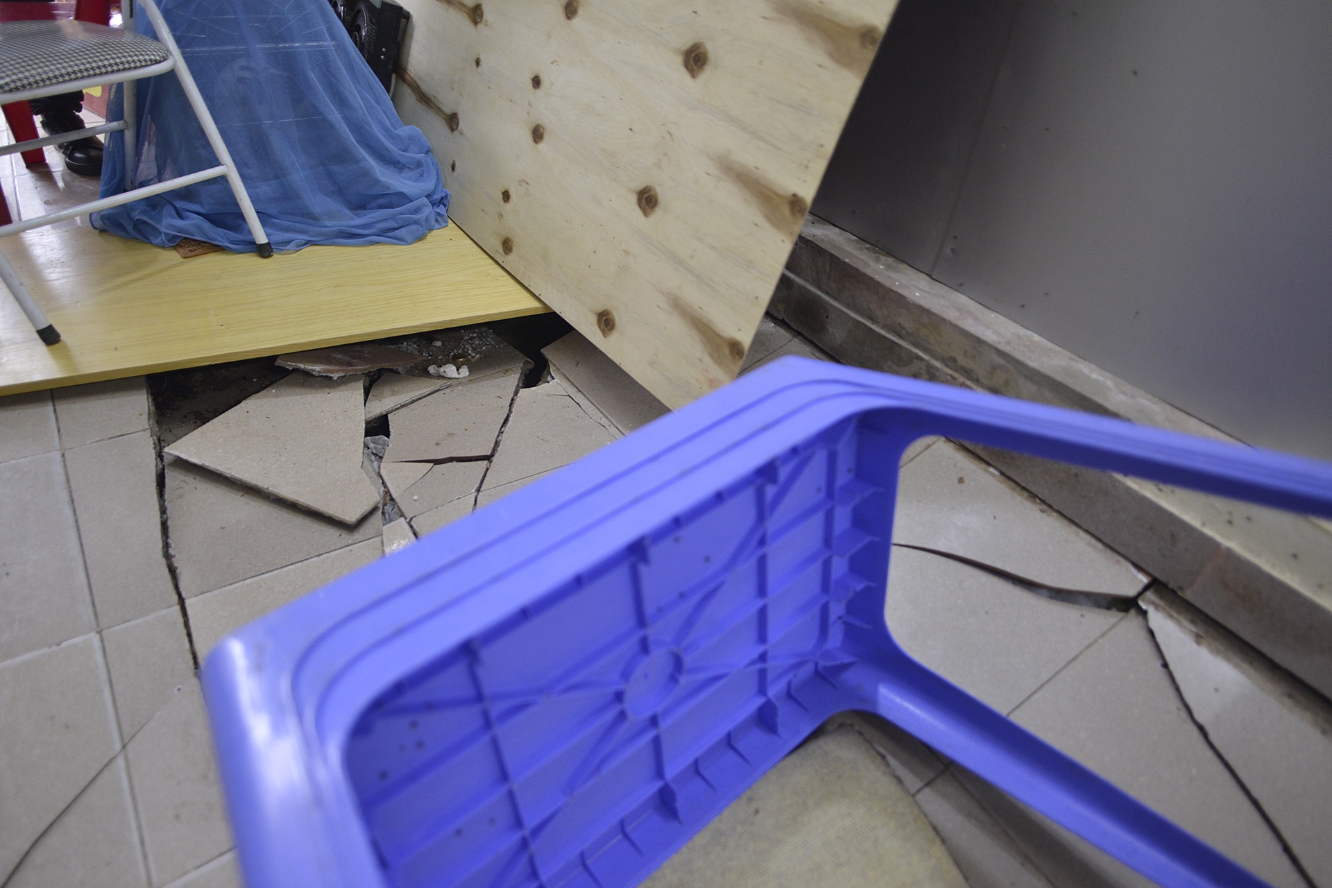 nha bi no,  sut lun trong dem anh 8