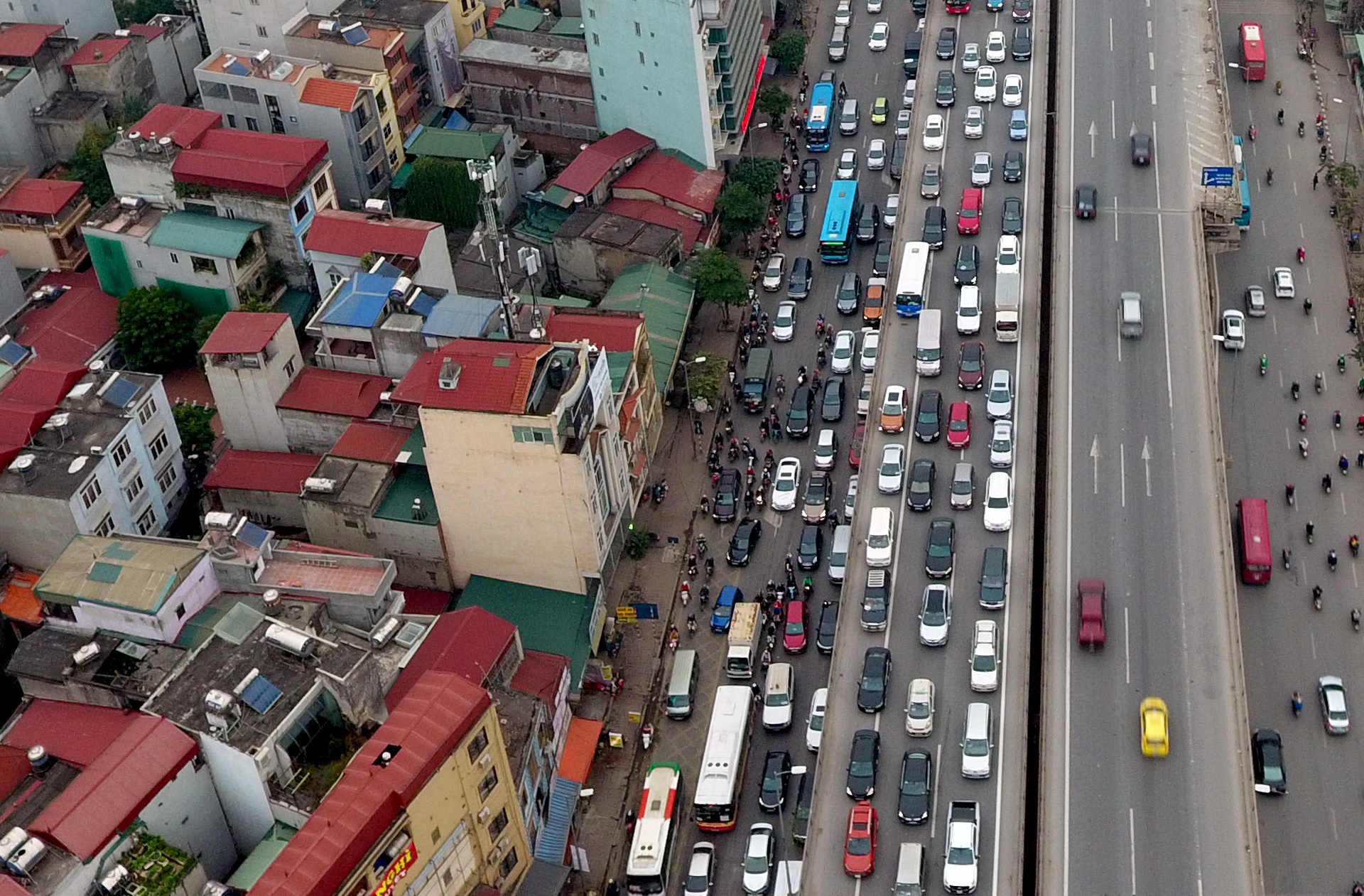 Xe co chat vat tro lai thanh pho ngay dau nam moi hinh anh