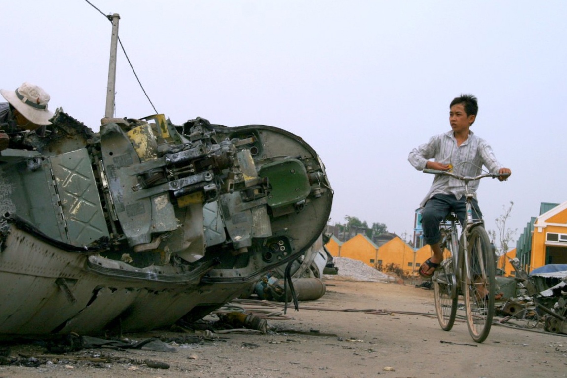 Lang nghe 'mo xac may bay' im ang sau vu no khien 2 nguoi chet hinh anh