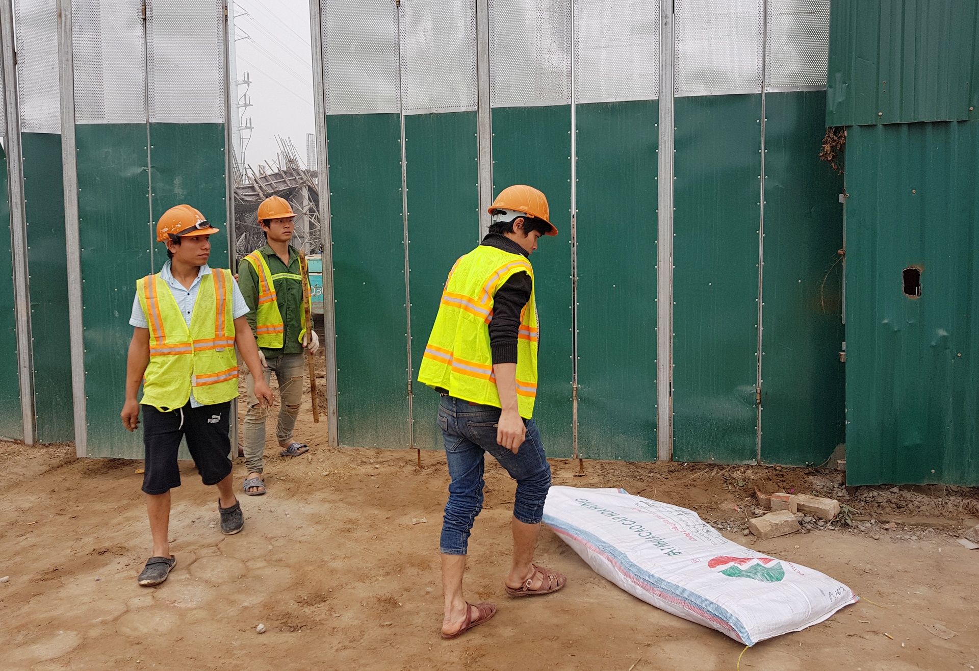 hiện trường sập giàn giáo 6 người thương vong ảnh 10 hien truong sap gian giao 6 nguoi thuong vong anh 10