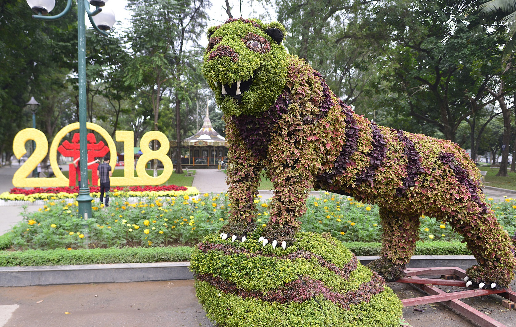 12 con giap khong lo don Tet xuat hien tai Ha Noi hinh anh