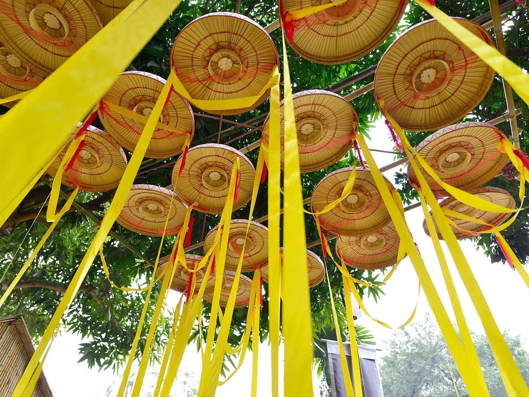 Dien mao khac la o Van Mieu truoc Tet hinh anh