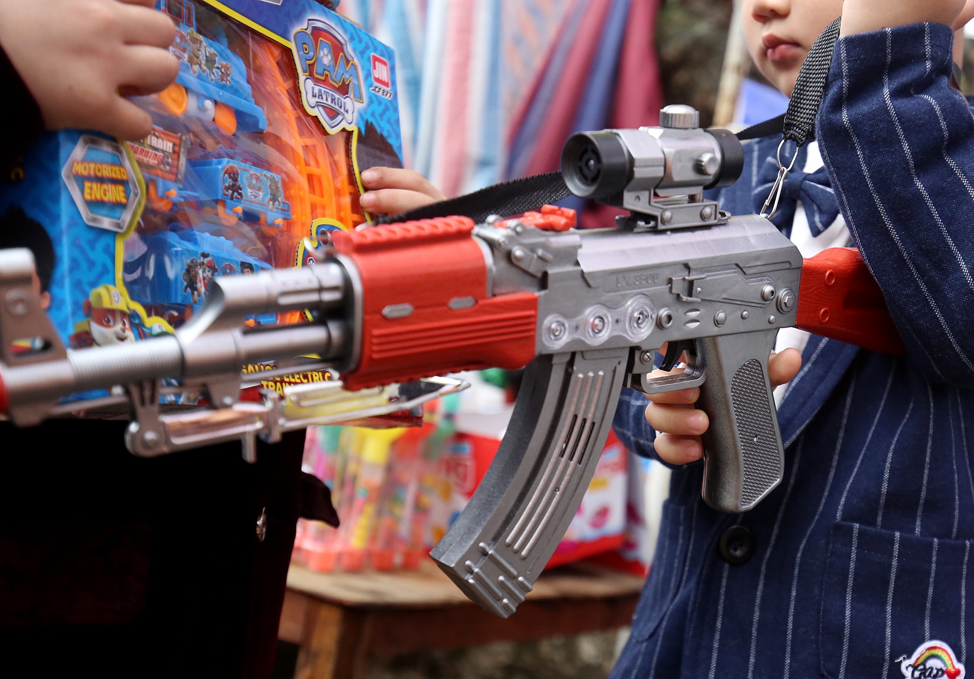 sung ban dan nhua bay ban cong khai tai dong ky anh 9