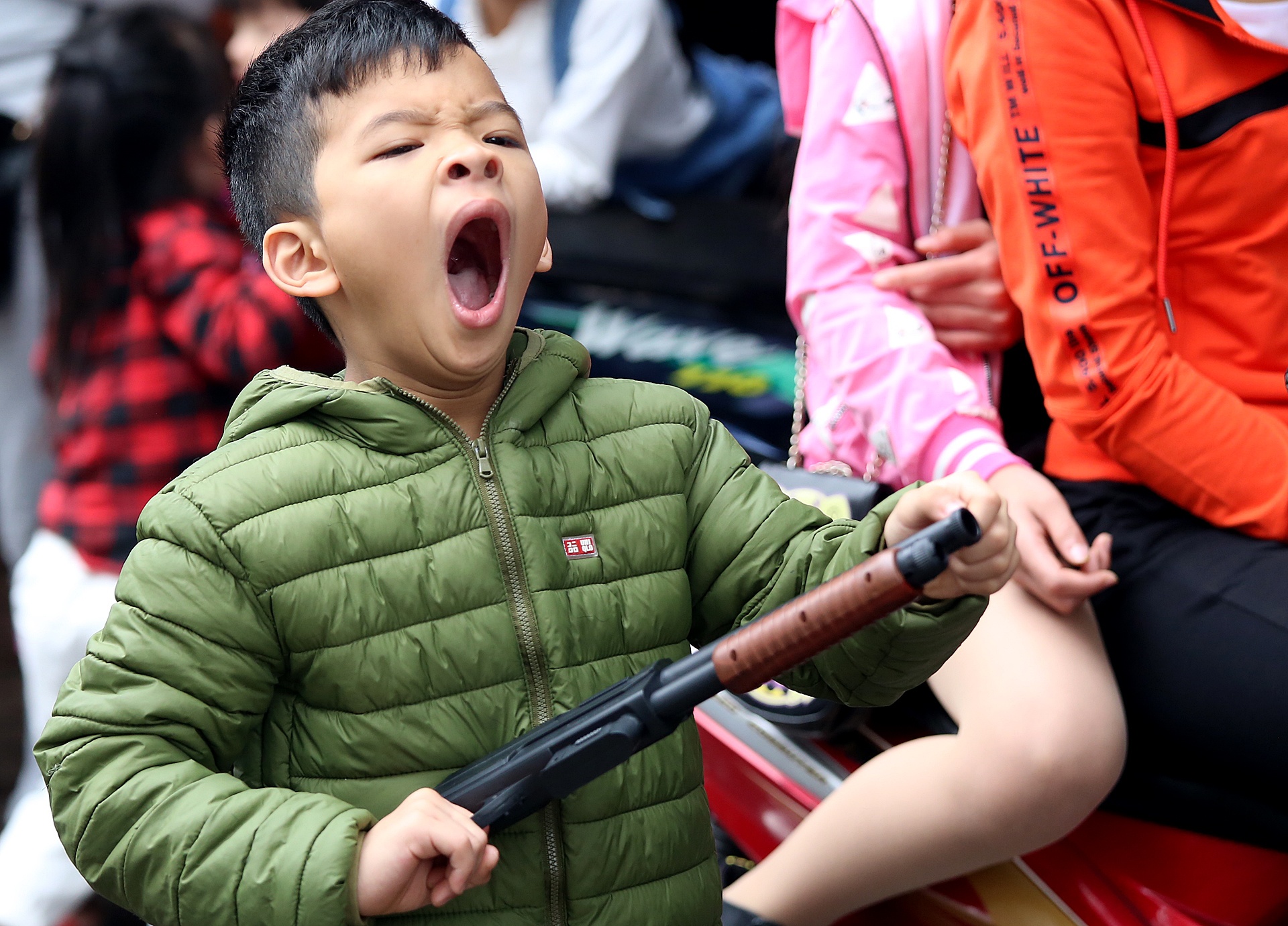 sung ban dan nhua bay ban cong khai tai dong ky anh 11