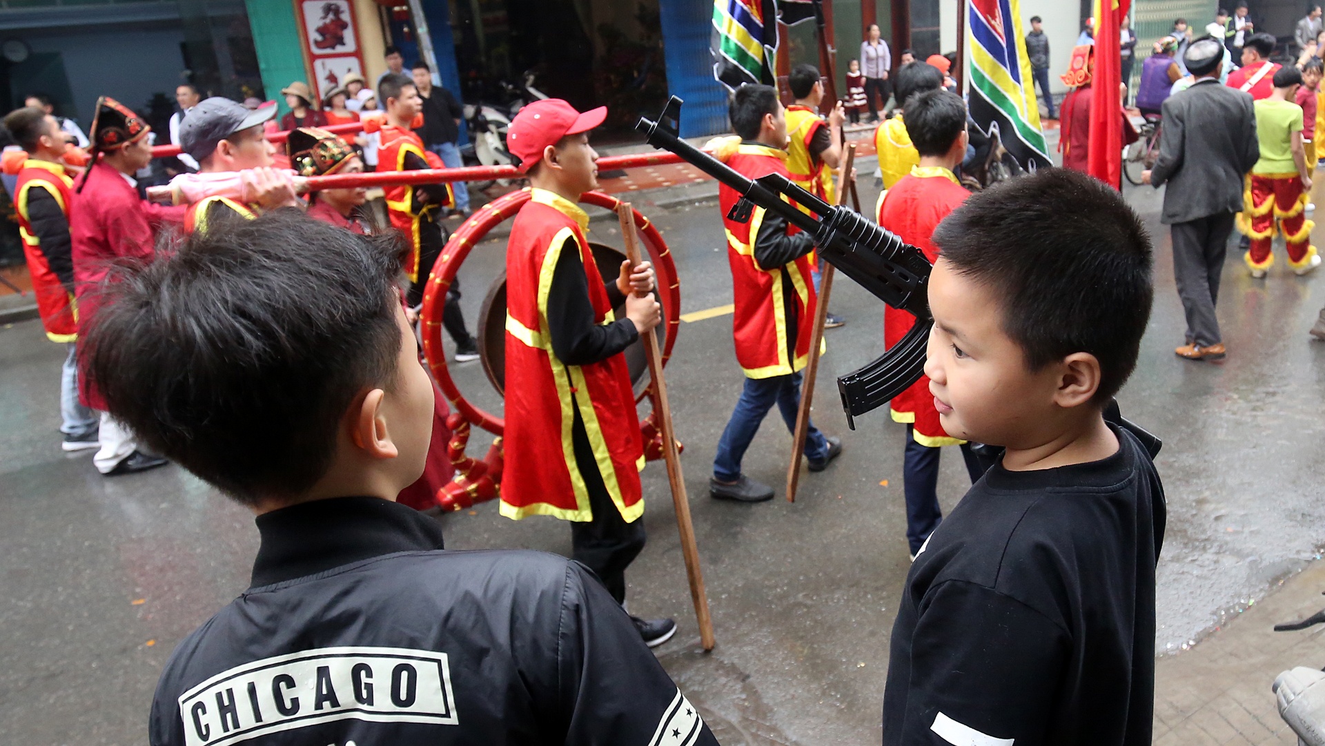 sung ban dan nhua bay ban cong khai tai dong ky anh 2
