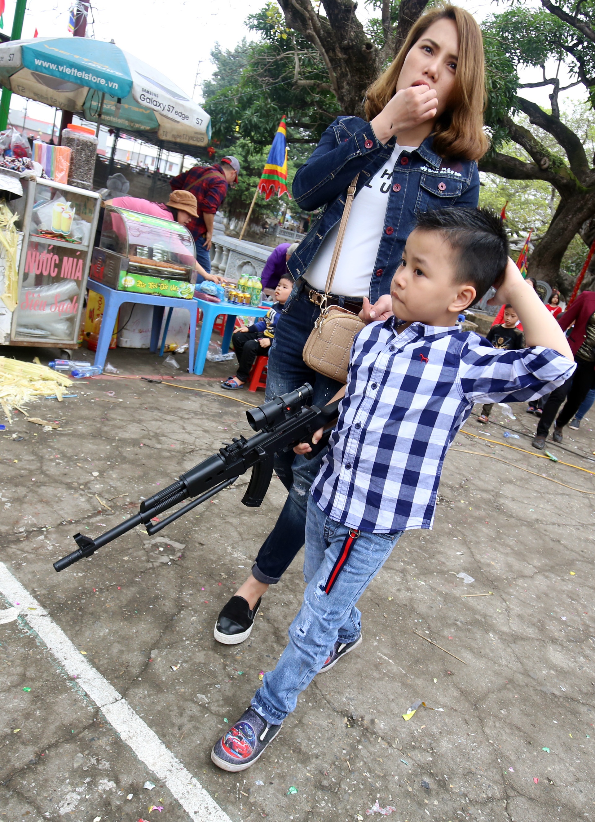 sung ban dan nhua bay ban cong khai tai dong ky anh 3