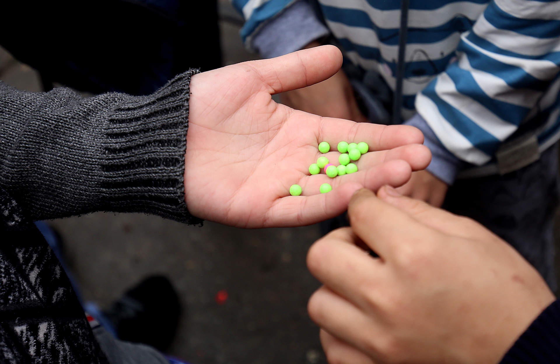 sung ban dan nhua bay ban cong khai tai dong ky anh 4