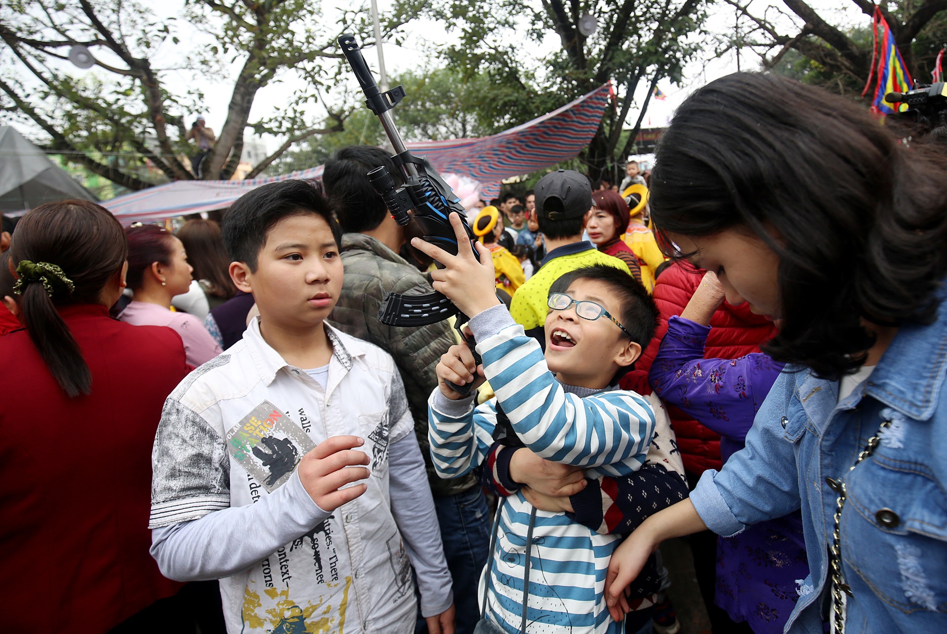 sung ban dan nhua bay ban cong khai tai dong ky anh 5