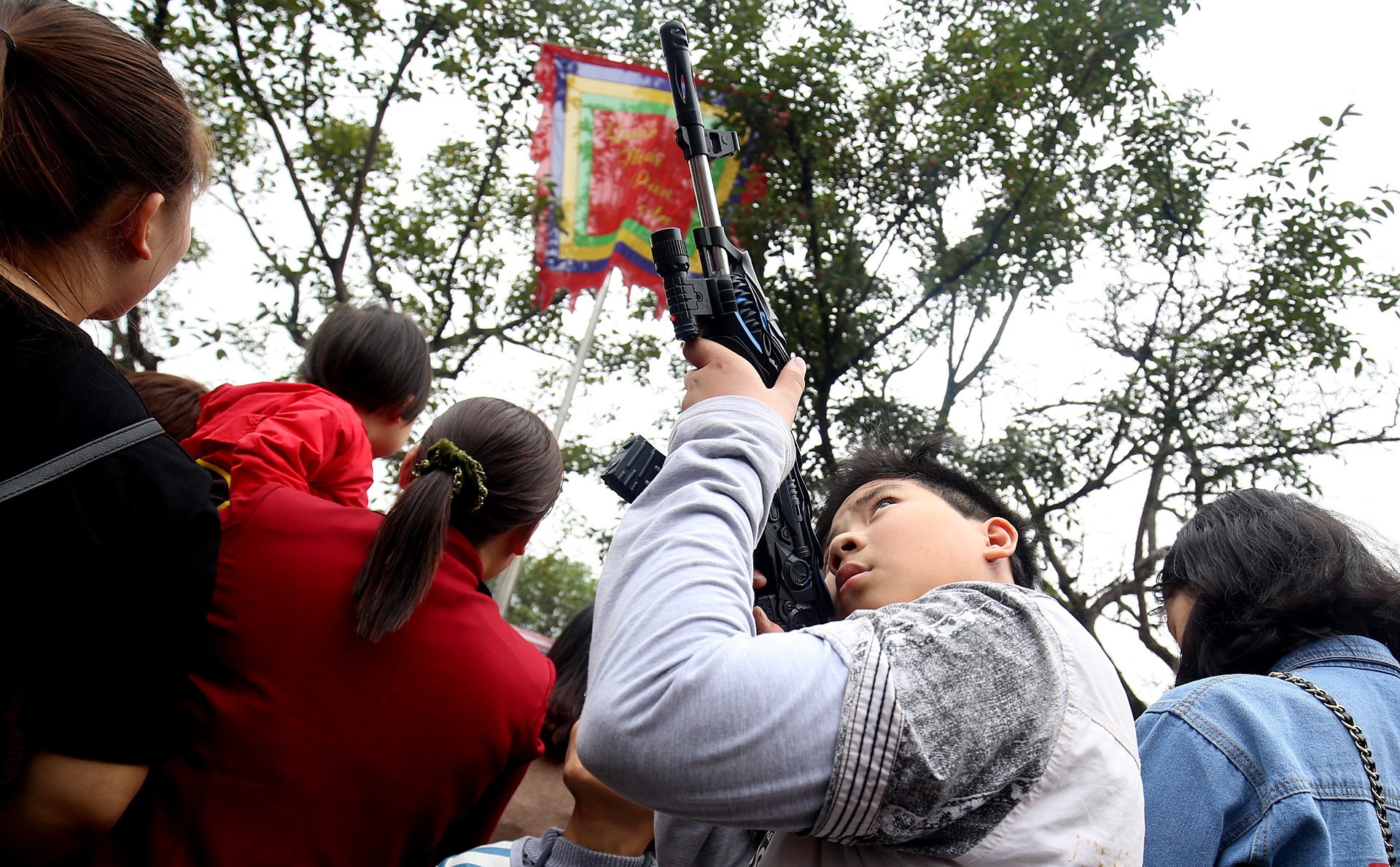 sung ban dan nhua bay ban cong khai tai dong ky anh 6