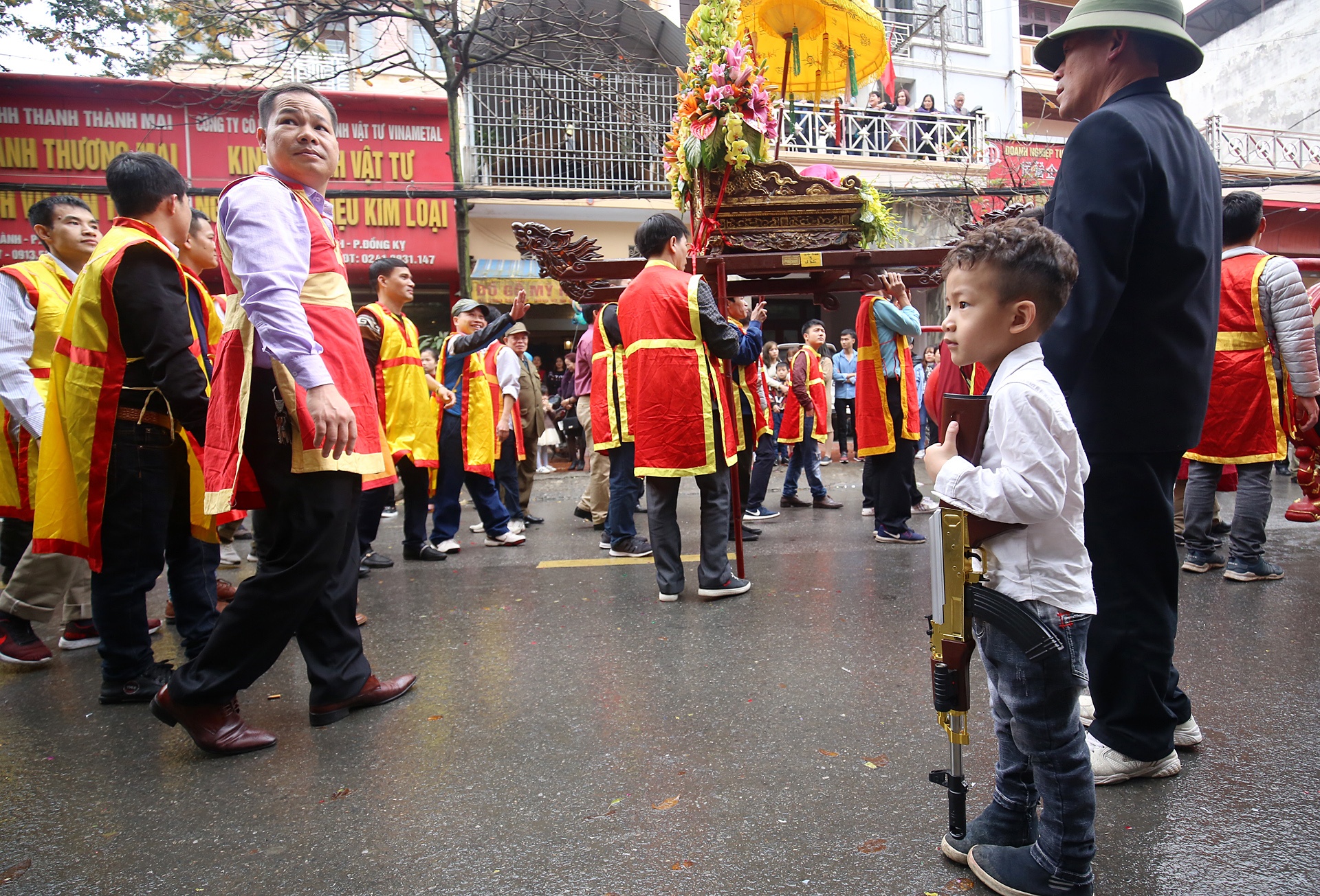 sung ban dan nhua bay ban cong khai tai dong ky anh 7