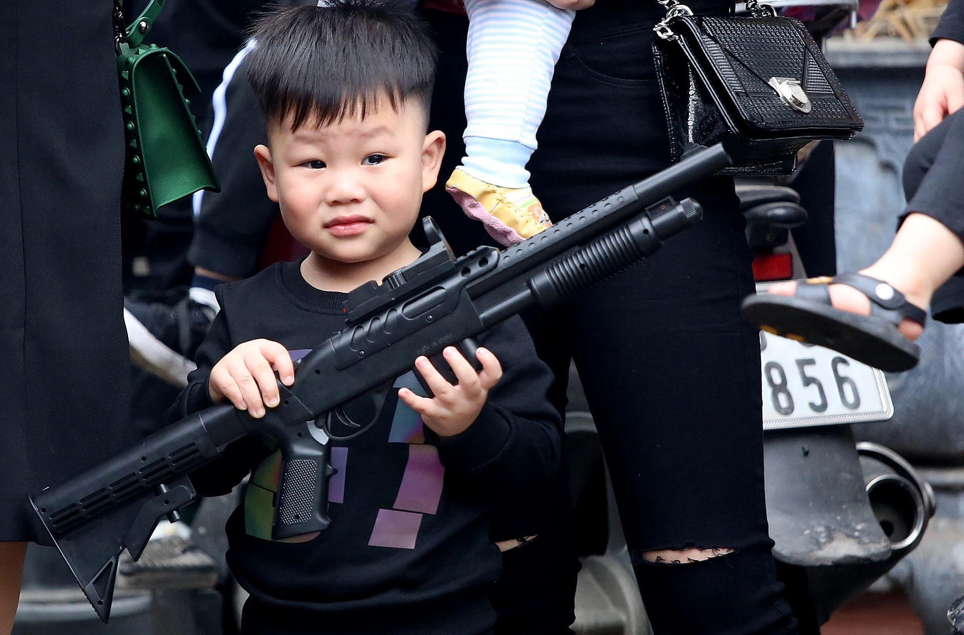 sung ban dan nhua bay ban cong khai tai dong ky anh 8