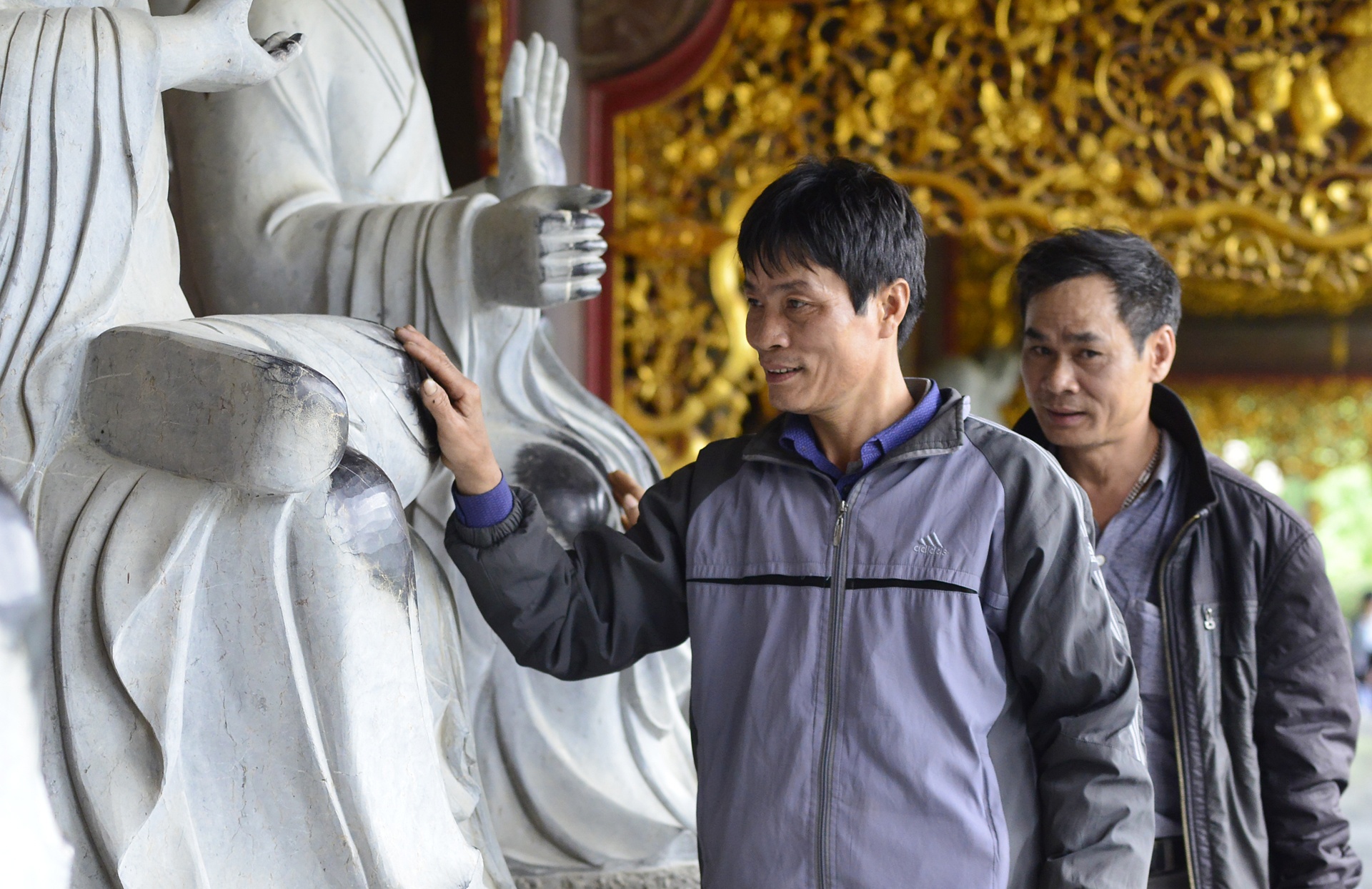 Thi nhau xoa tien len tuong Phat tai chua Bai Dinh hinh anh