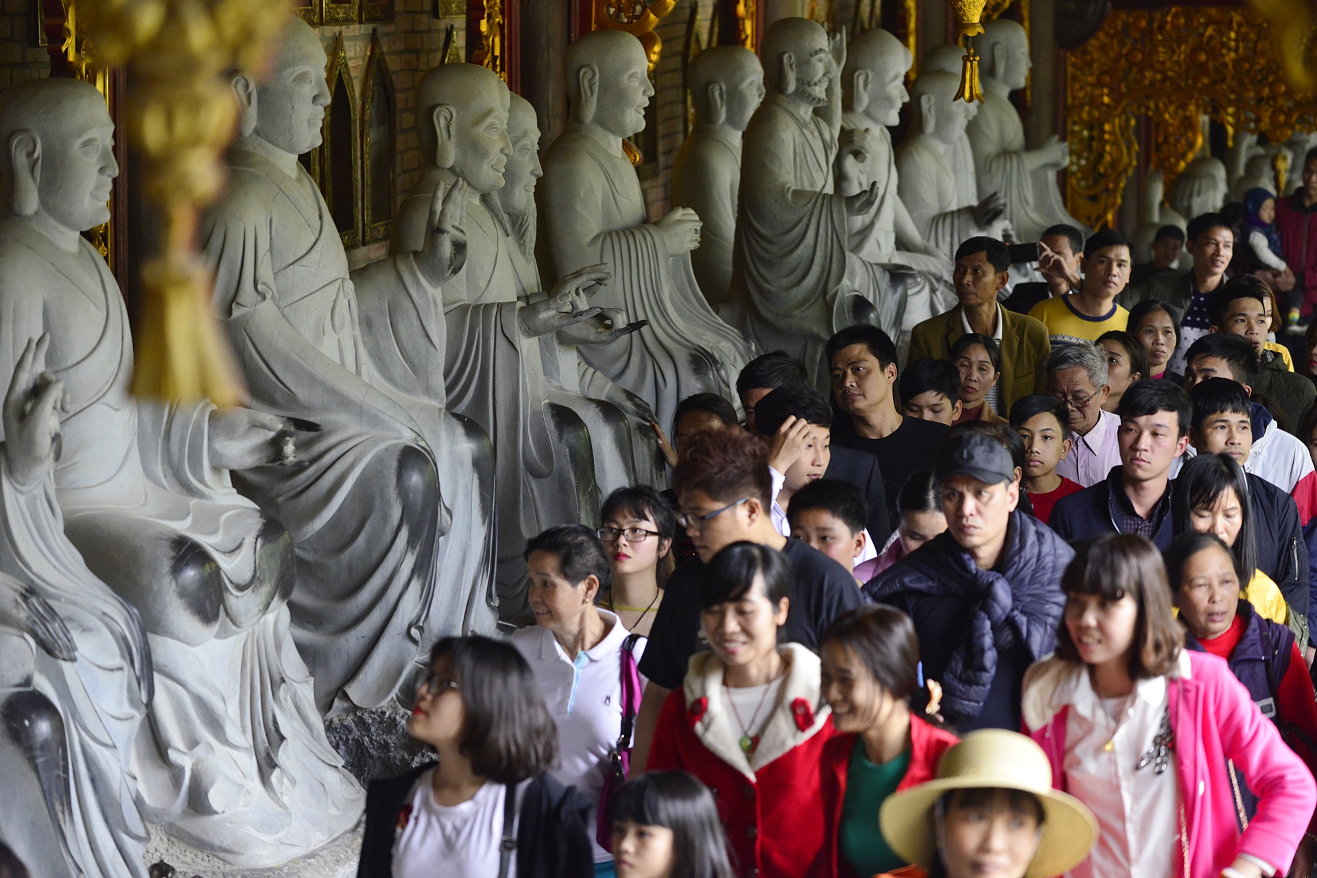 xoa tuong,  nhet tien vao tuong Phat tai Bai Dinh anh 2