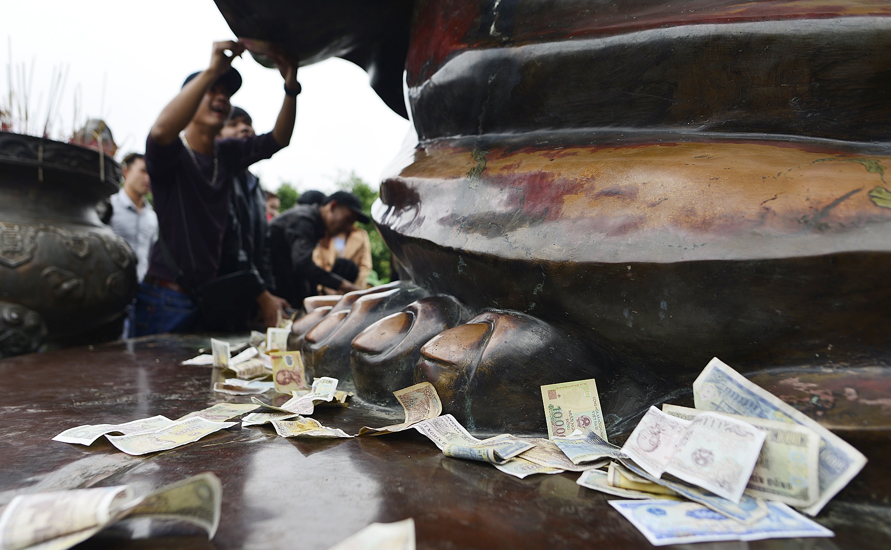 Nhet tien le, xoa den tuong phat ngay khai hoi chua Bai Dinh hinh anh