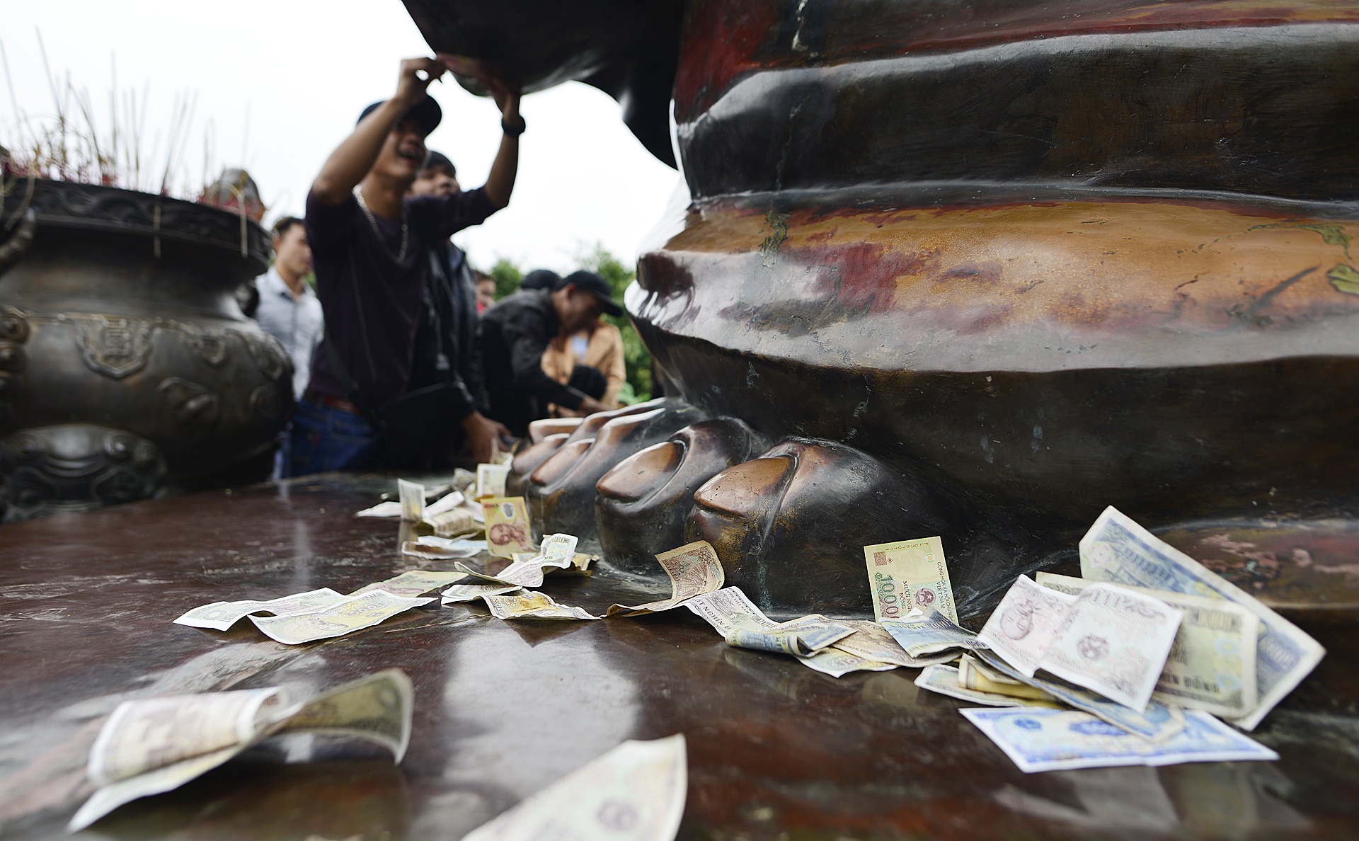 xoa tuong,  nhet tien vao tuong Phat tai Bai Dinh anh 8