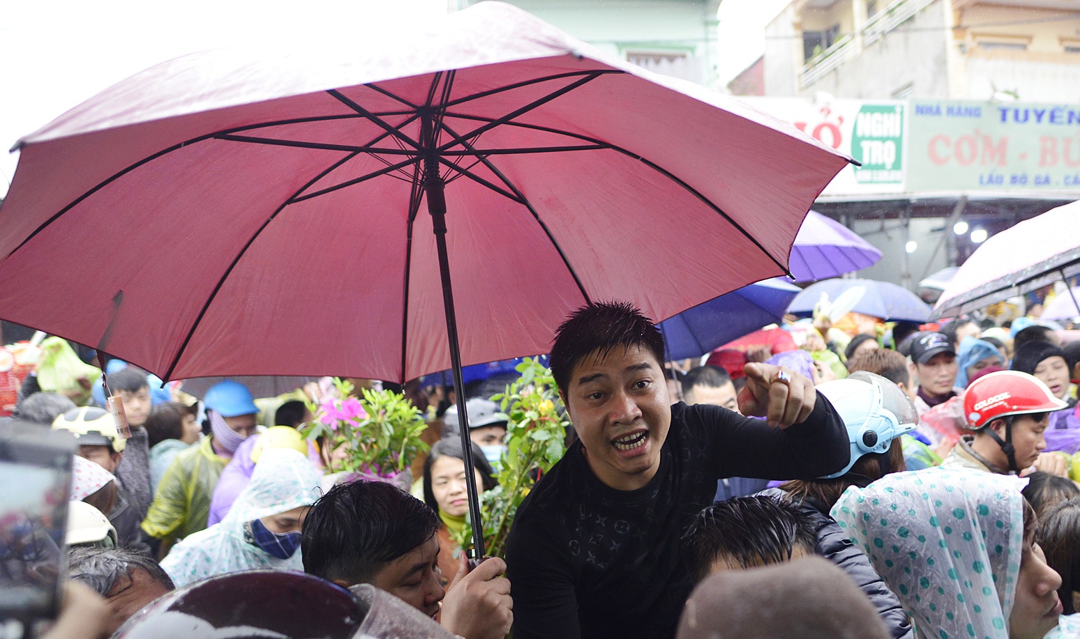 Bien nguoi doi mua tai phien cho 'mua ban may rui' hinh anh